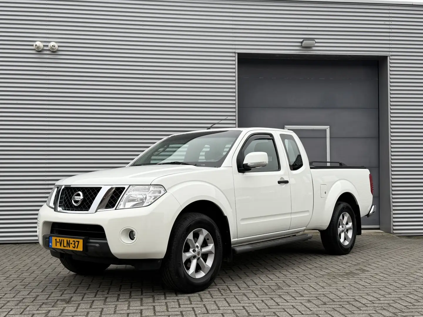 Nissan Navara 2.5 dCi XE King Cab I 4WD I Clima. I Cruise I Trek Blanc - 1