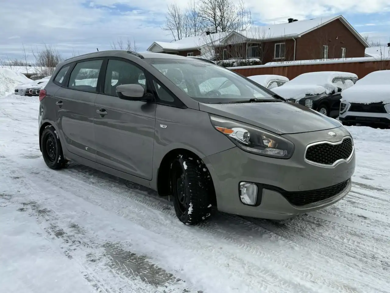 Kia Rondo снимка Kia Rondo