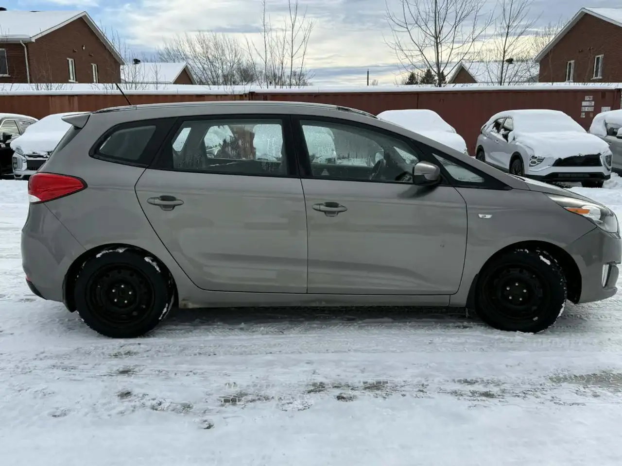 Kia Rondo снимка Kia Rondo