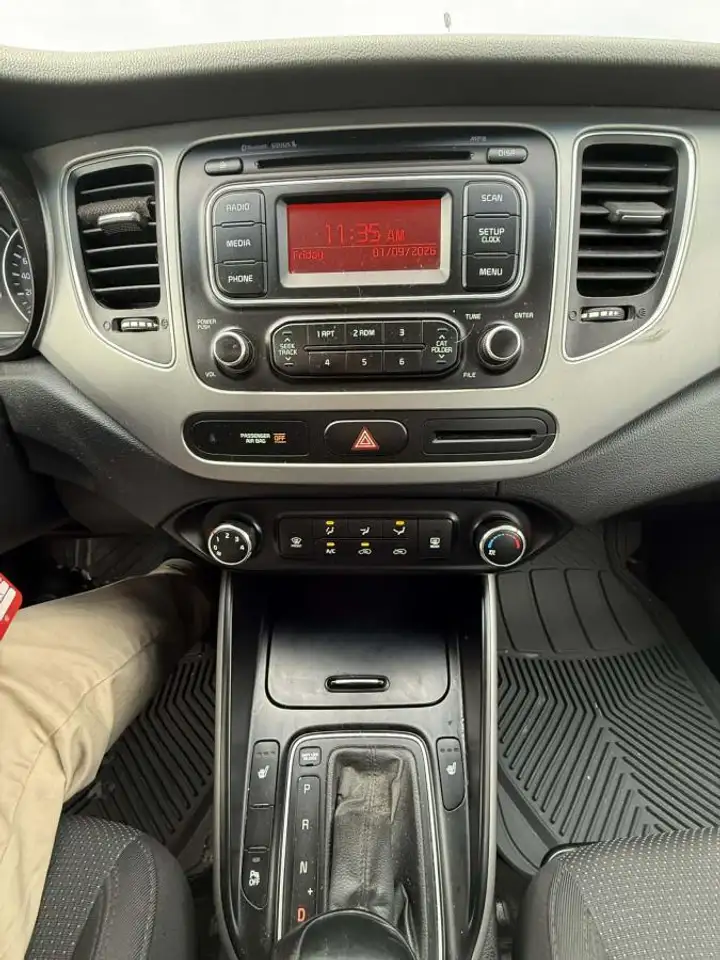 Kia Rondo снимка Kia Rondo
