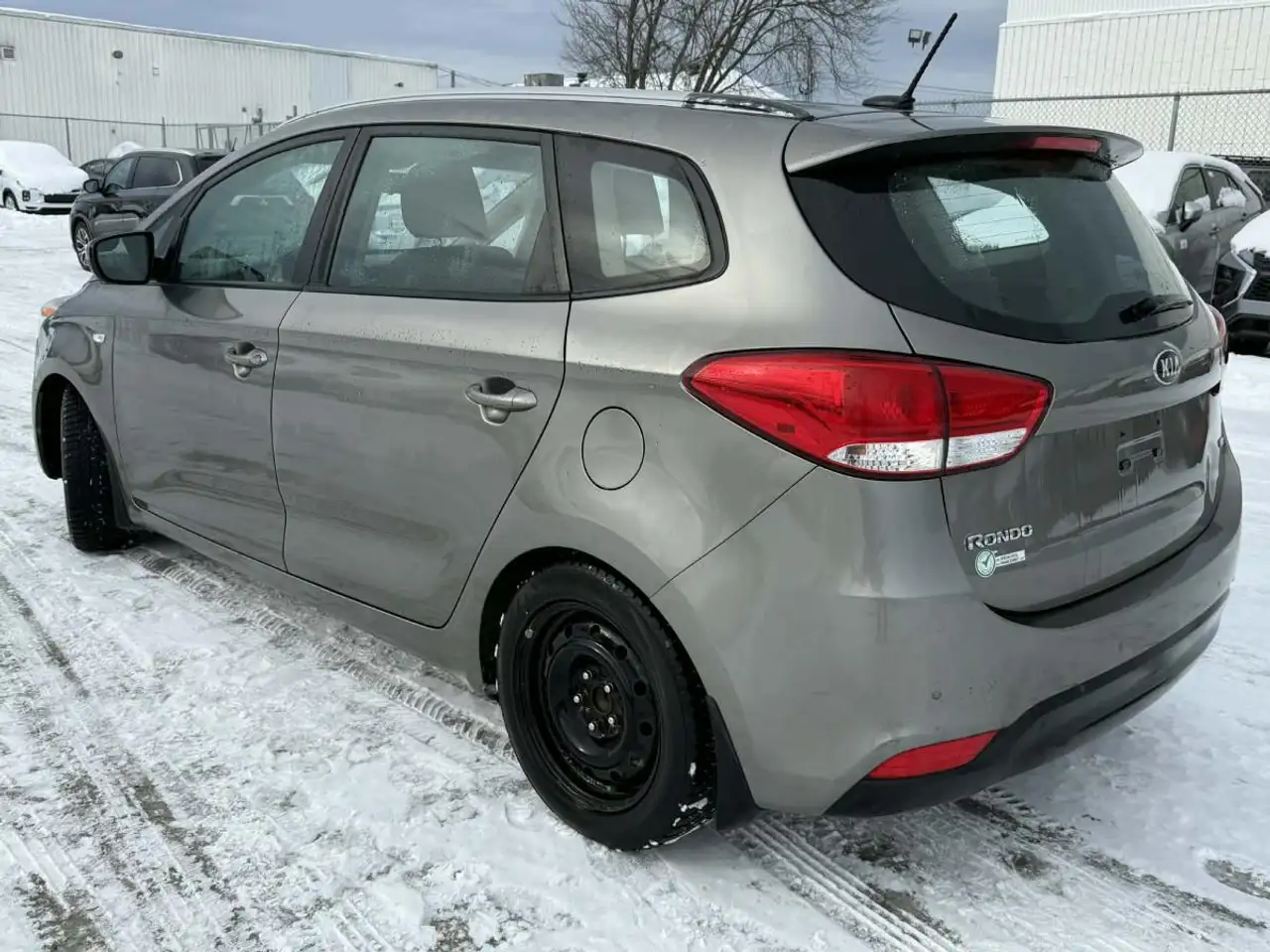 Kia Rondo снимка Kia Rondo