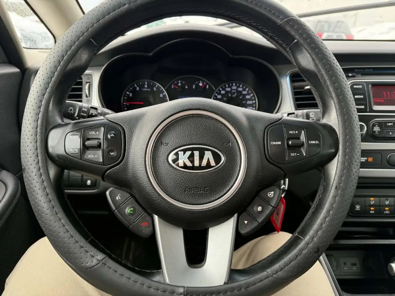 Kia Rondo снимка Kia Rondo