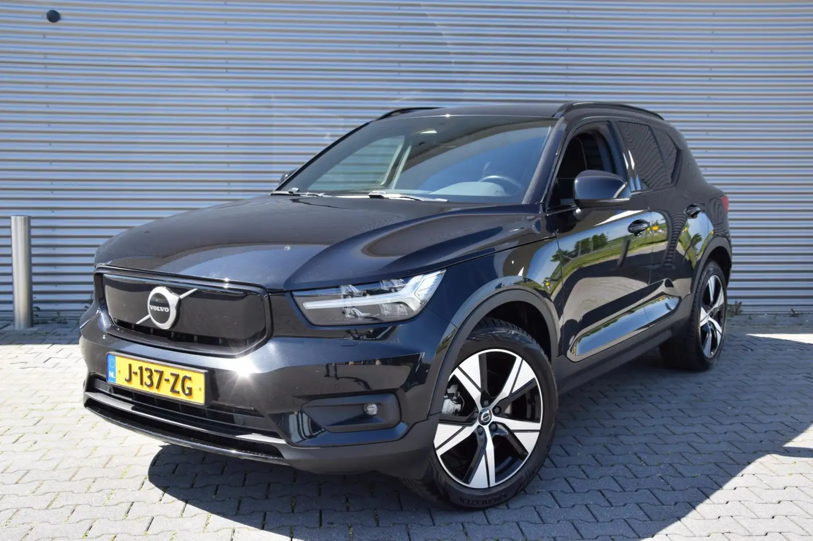 Volvo XC40 Recharge P8 AWD R-Design Zwart - 2