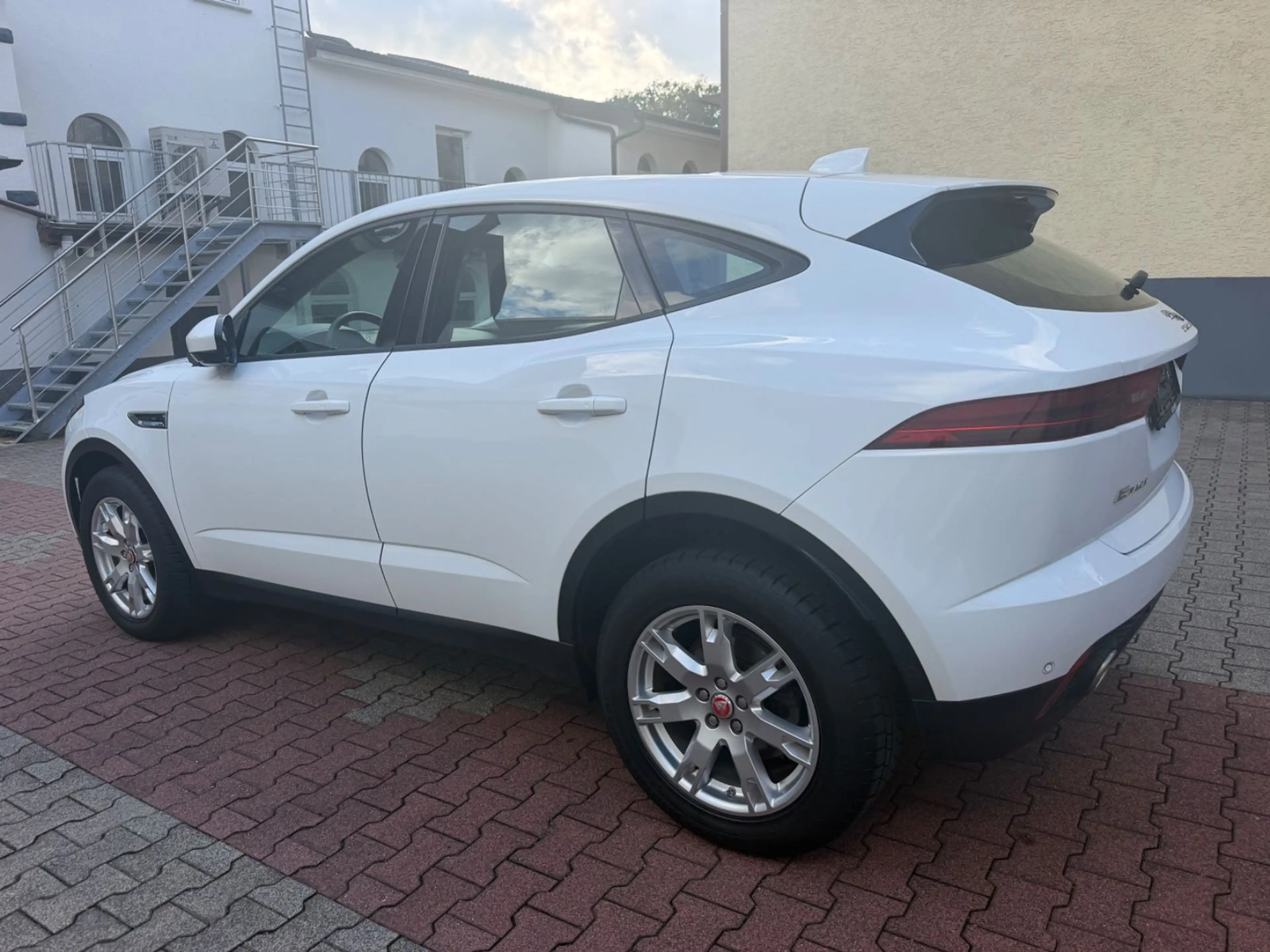 Jaguar E-Pace E-PACE SE AWD ( Navi / Leder / Kamera ) — photo 4