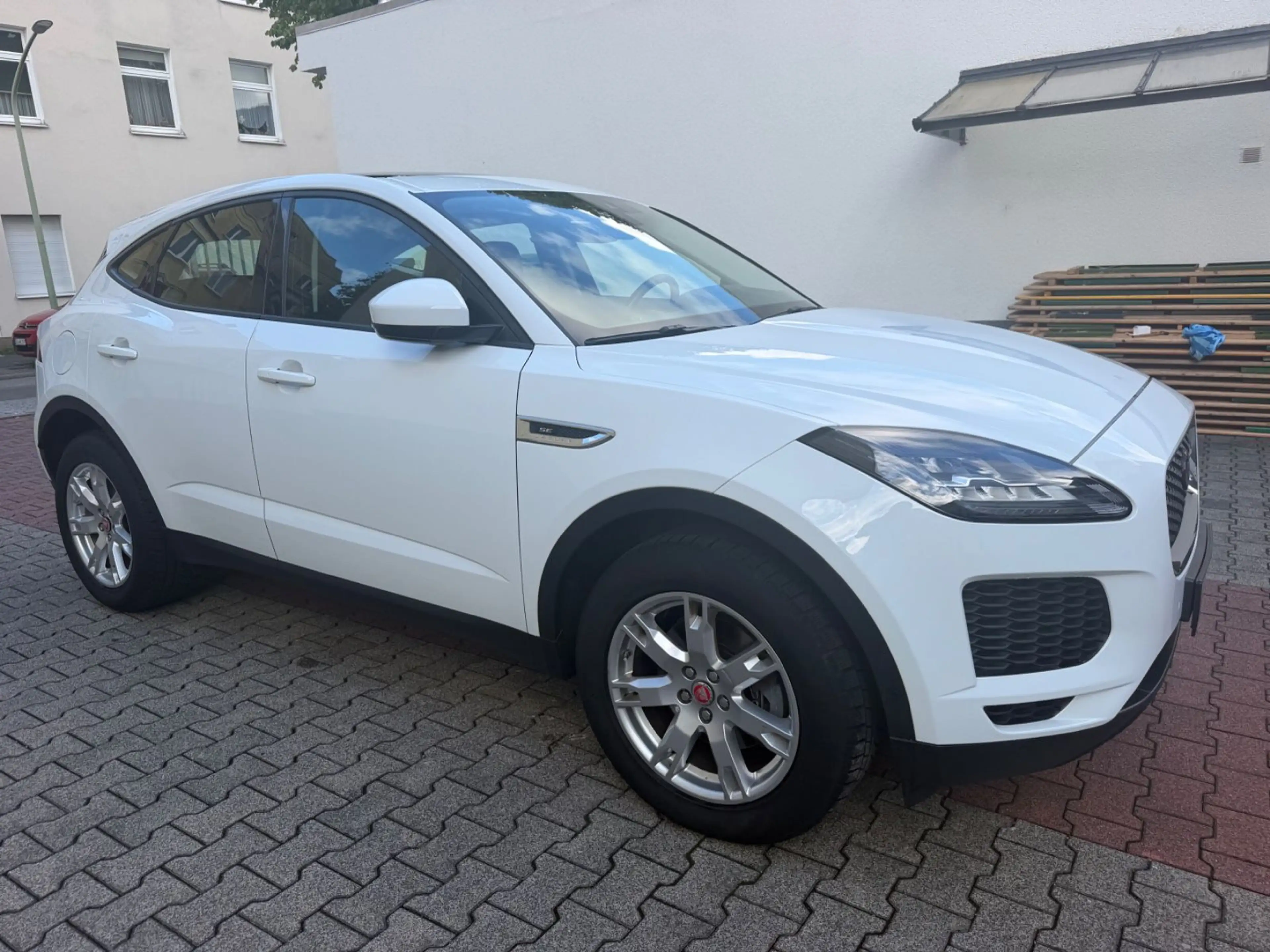 Jaguar E-Pace E-PACE SE AWD ( Navi / Leder / Kamera ) — photo 2