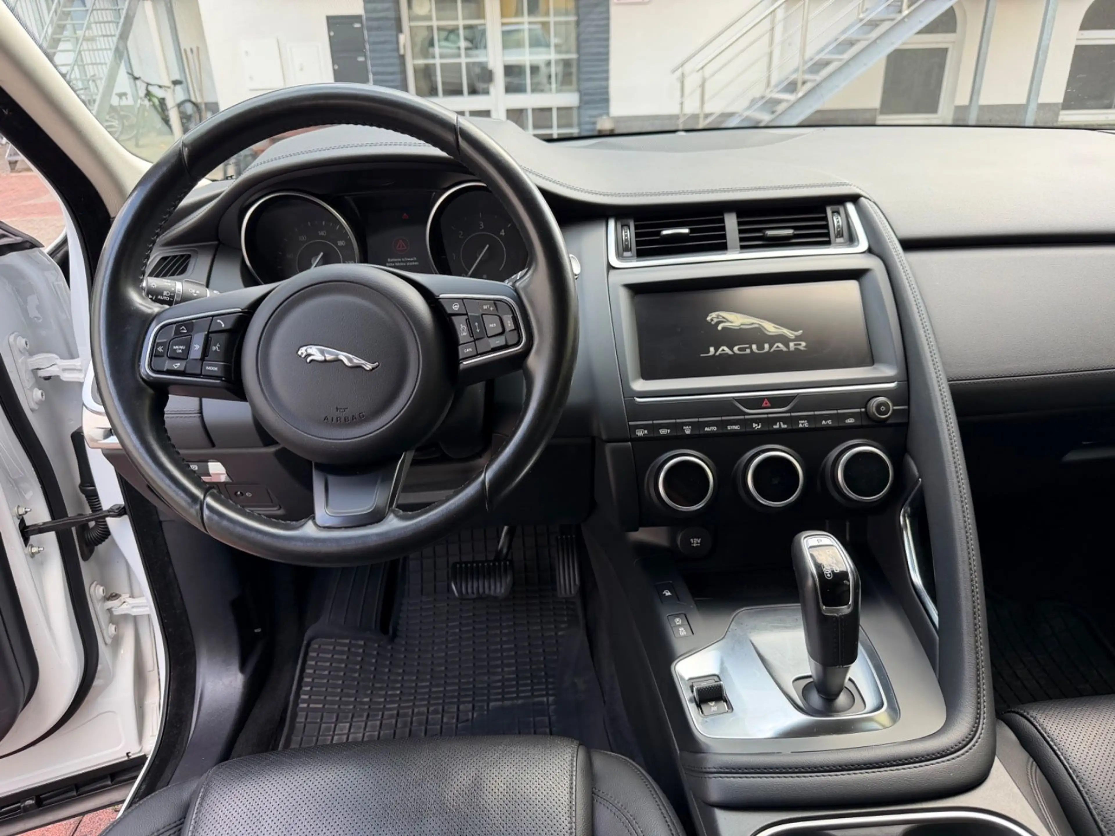 Jaguar E-Pace E-PACE SE AWD ( Navi / Leder / Kamera ) — photo 9