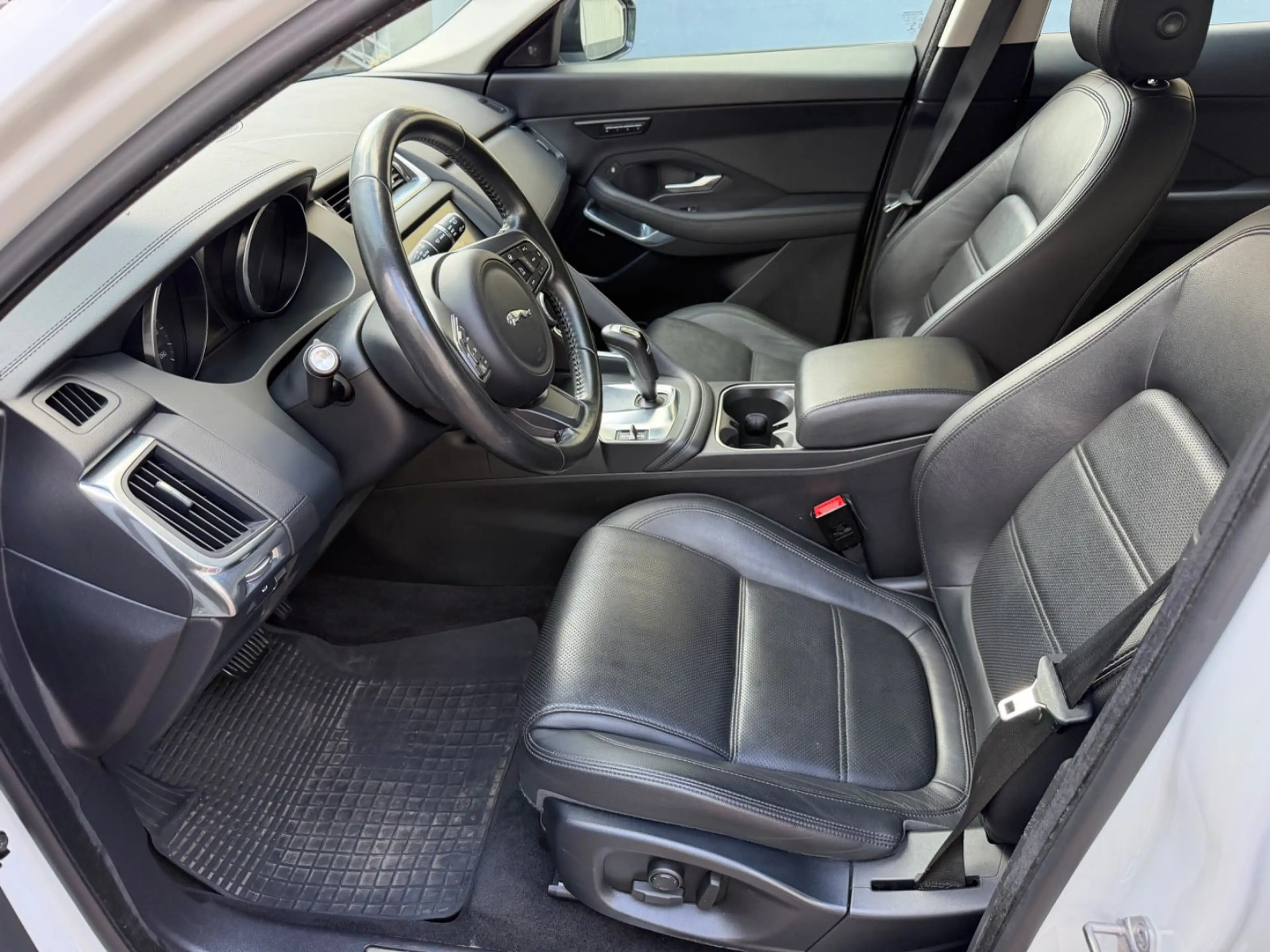 Jaguar E-Pace E-PACE SE AWD ( Navi / Leder / Kamera ) — photo 8