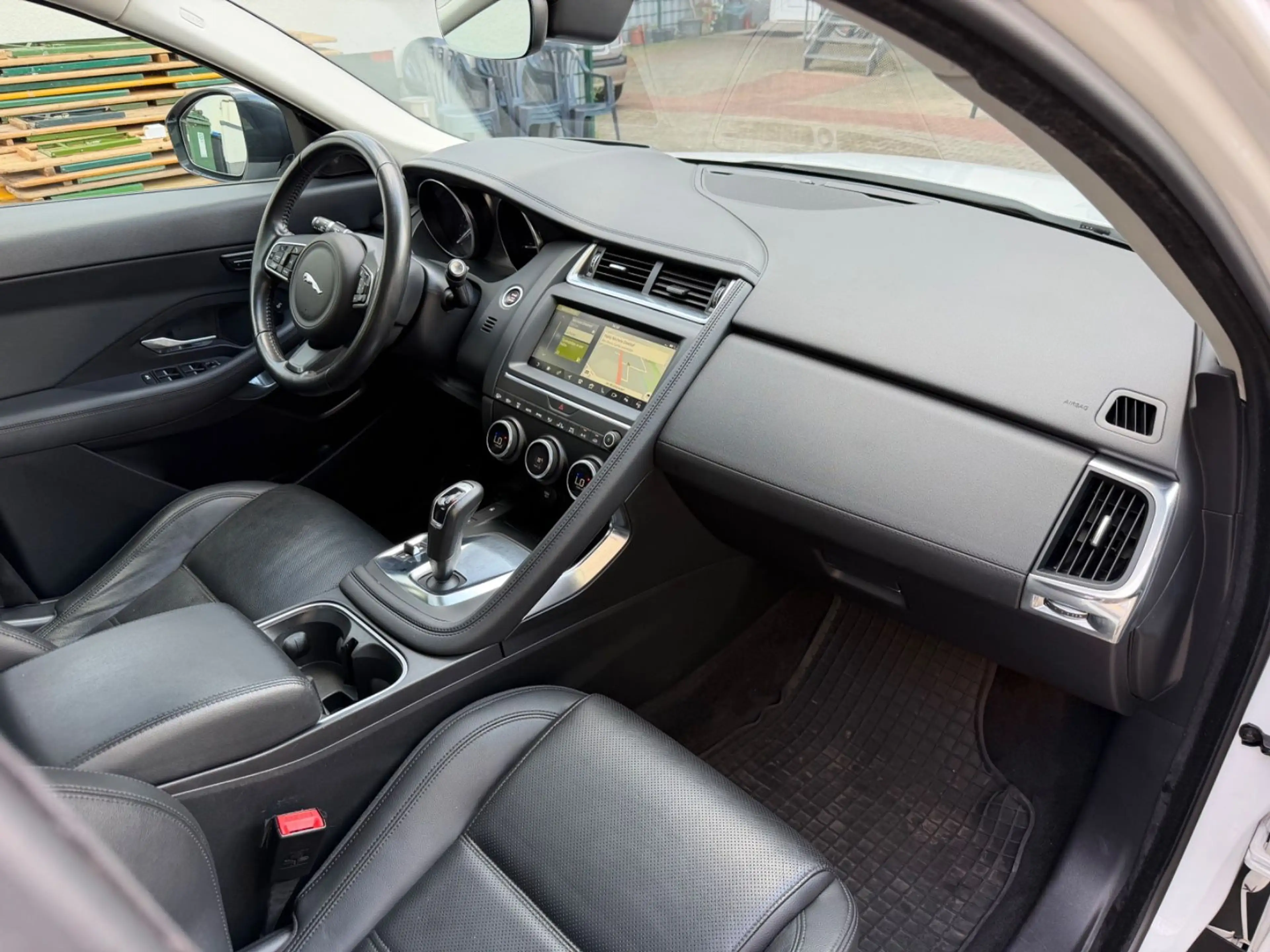 Jaguar E-Pace E-PACE SE AWD ( Navi / Leder / Kamera ) — photo 7