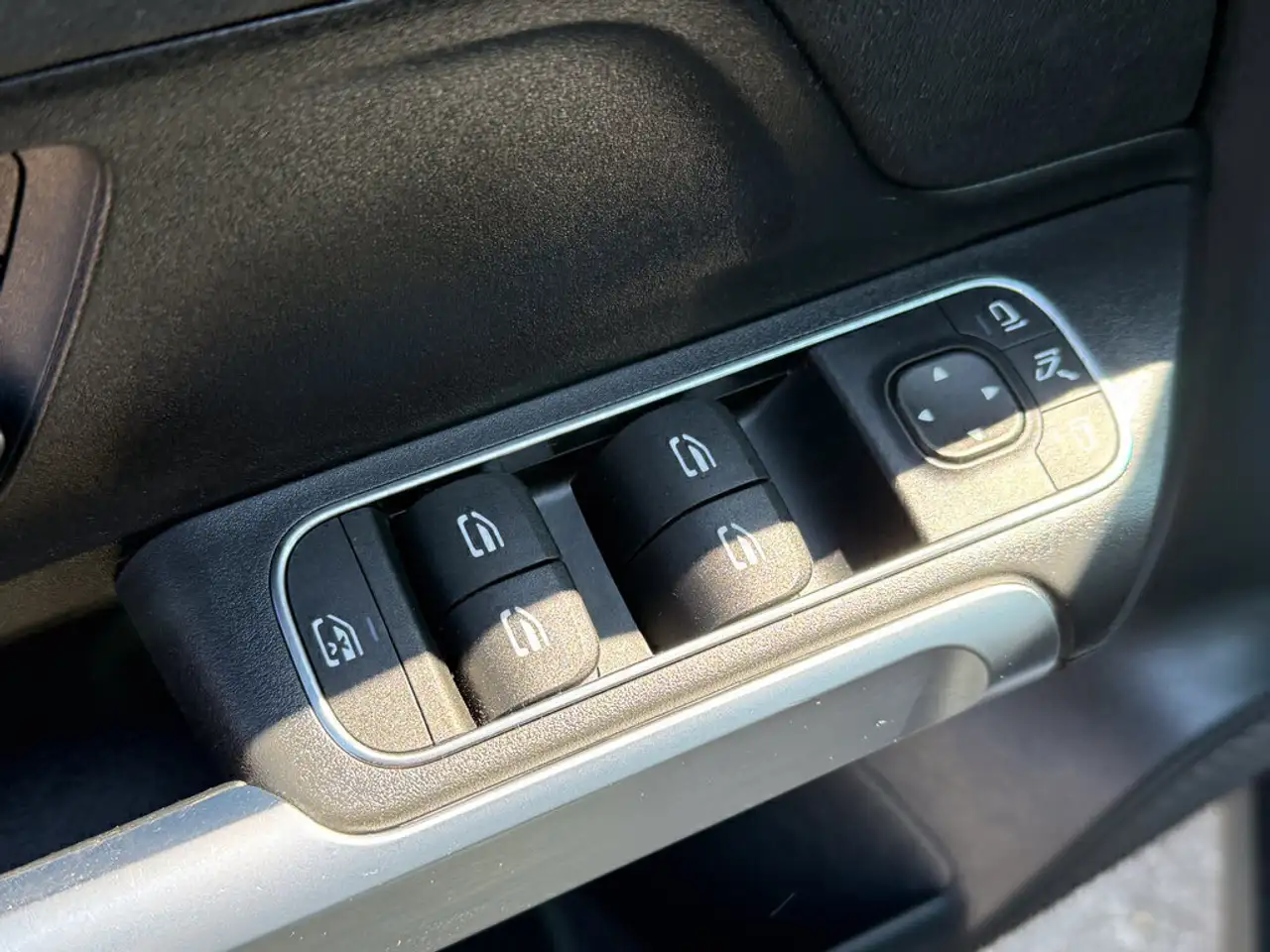 Mercedes-Benz GLB снимка Mercedes-Benz GLB