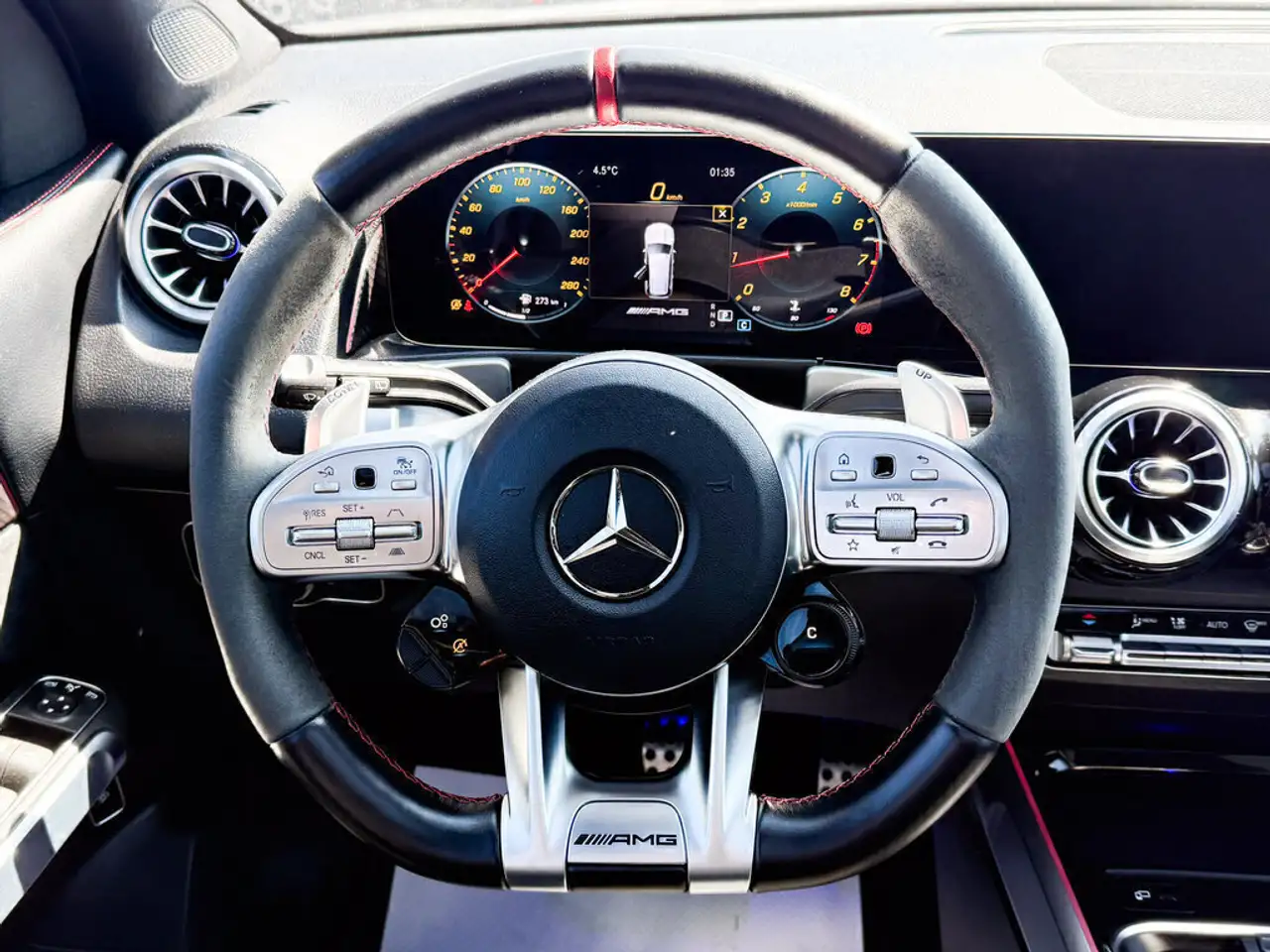 Mercedes-Benz GLB снимка Mercedes-Benz GLB