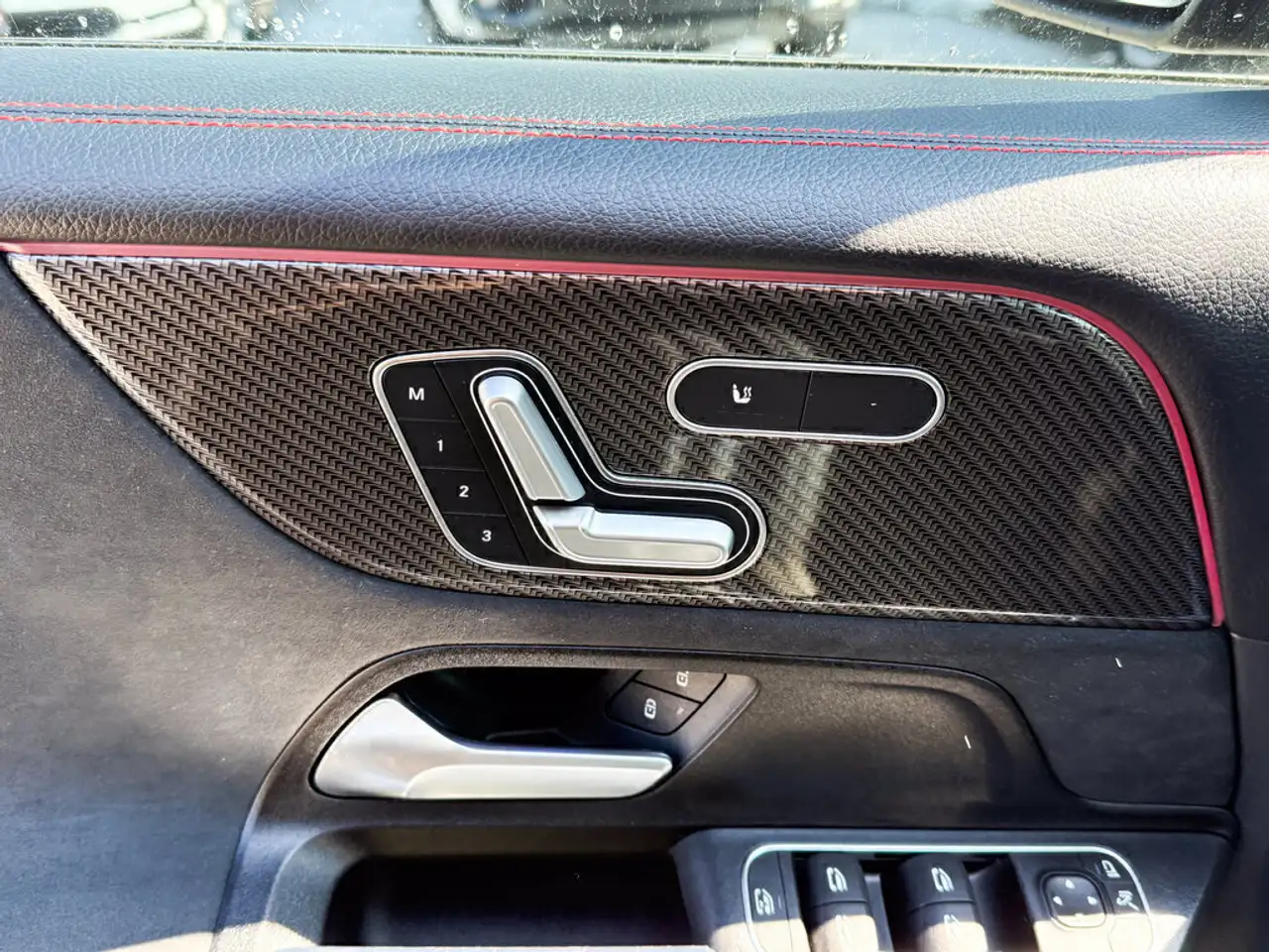 Mercedes-Benz GLB снимка Mercedes-Benz GLB