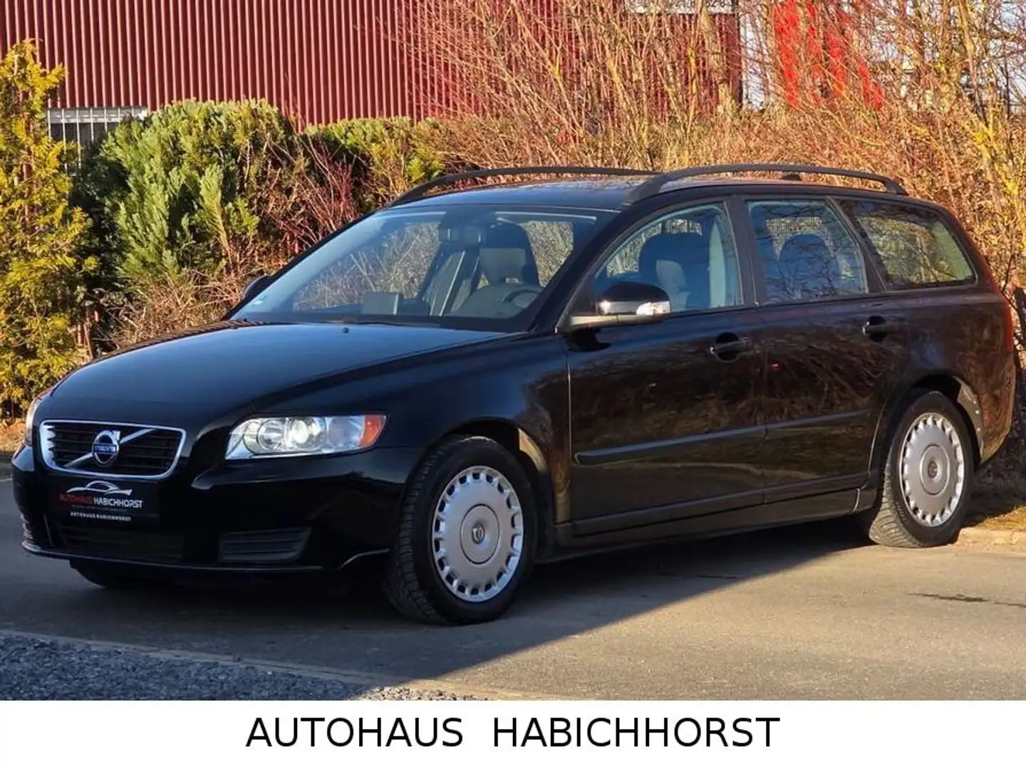 Volvo V50 Kombi 1.6 D Drive Kinetic/Ahk/Shz/Navi/Tempo Schwarz - 1