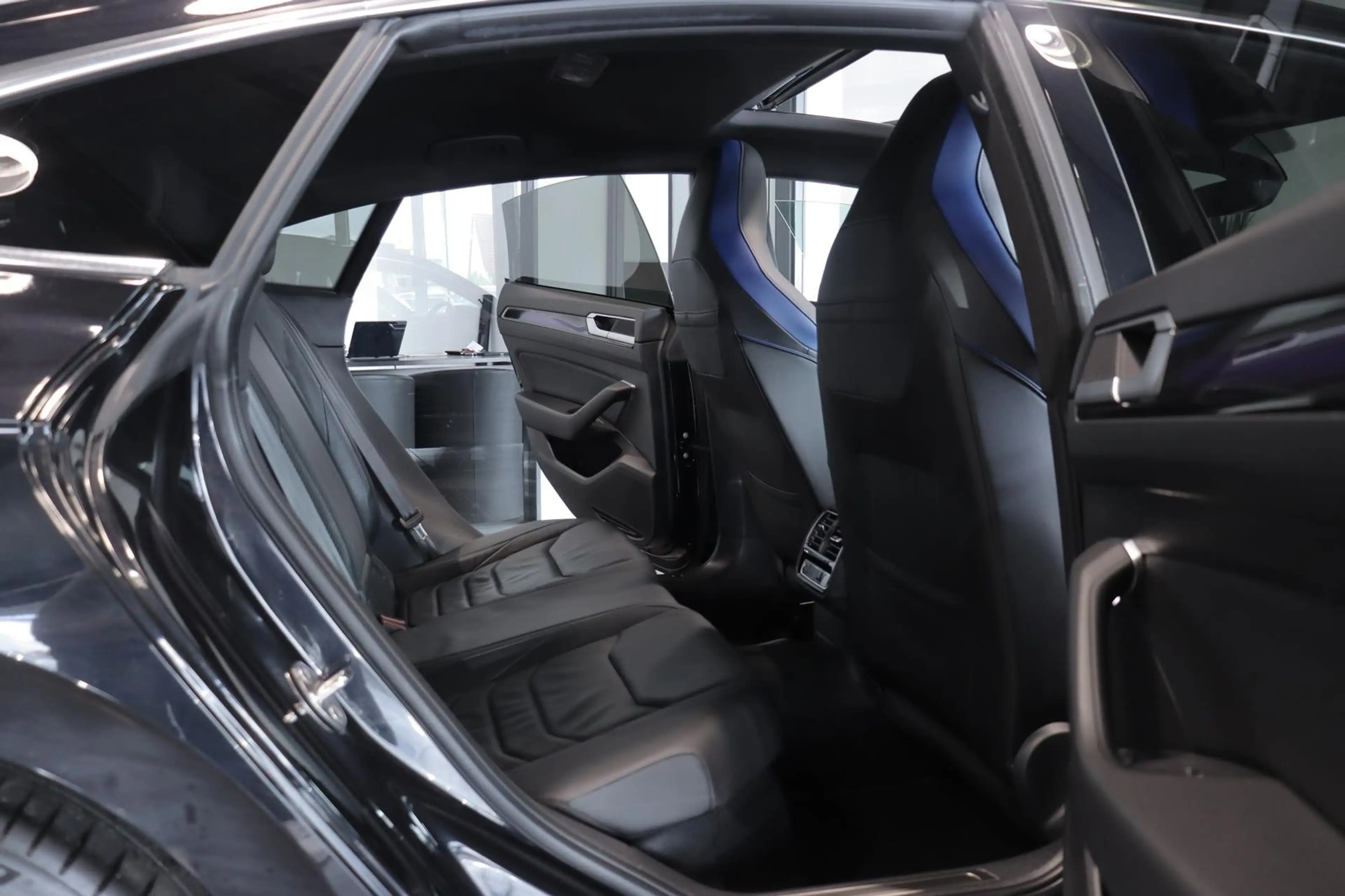 Volkswagen Arteon 2.0 TSI R 4Motion *PANO*MATRIX*20-ZOLL* — photo 14