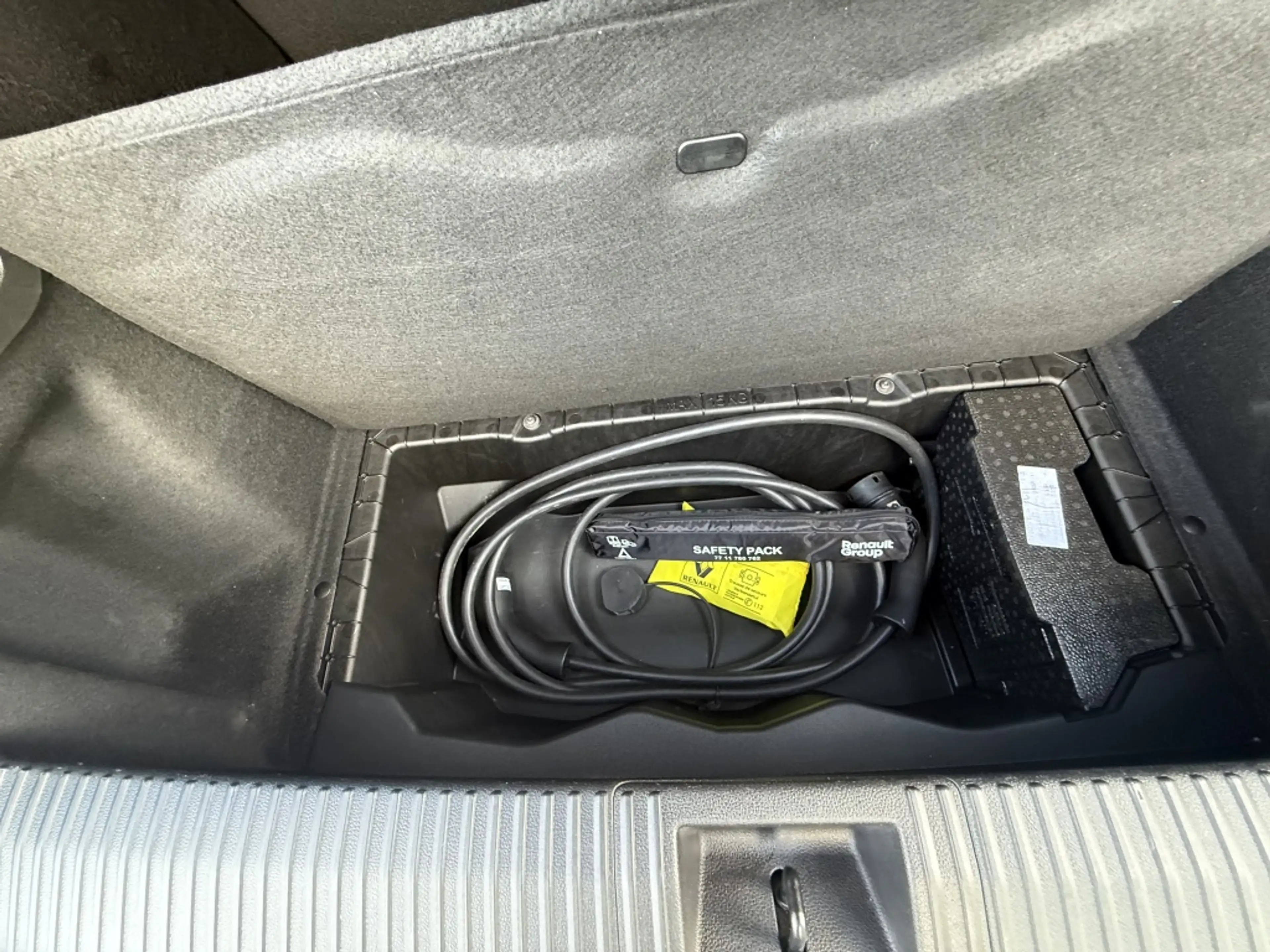 Renault Scenic E-Tech Electric 220 Long Range Techno — photo 7