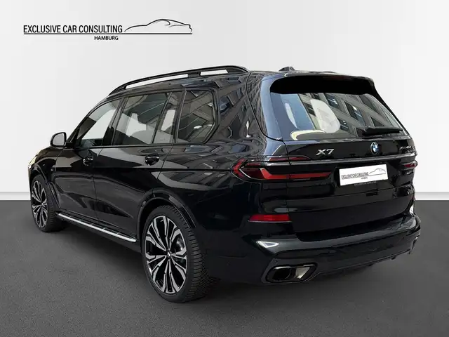 BMW X7 view 4