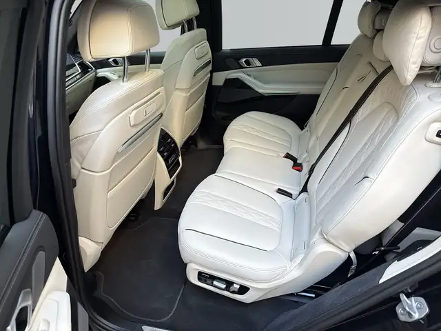 BMW X7 view 9