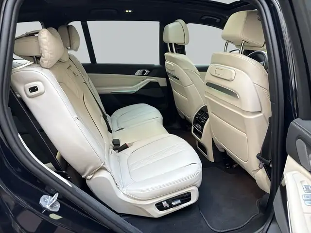 BMW X7 view 11