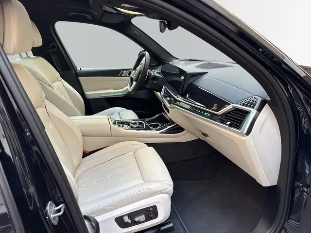 BMW X7 view 10