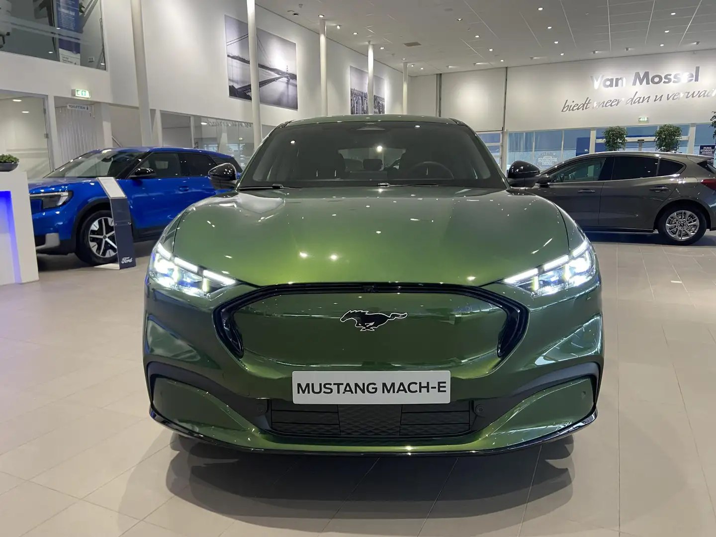 Ford Mustang Mach-E Premium AWD 98kWh Ford Mustang Mach-E Premium AWD Verde - 2