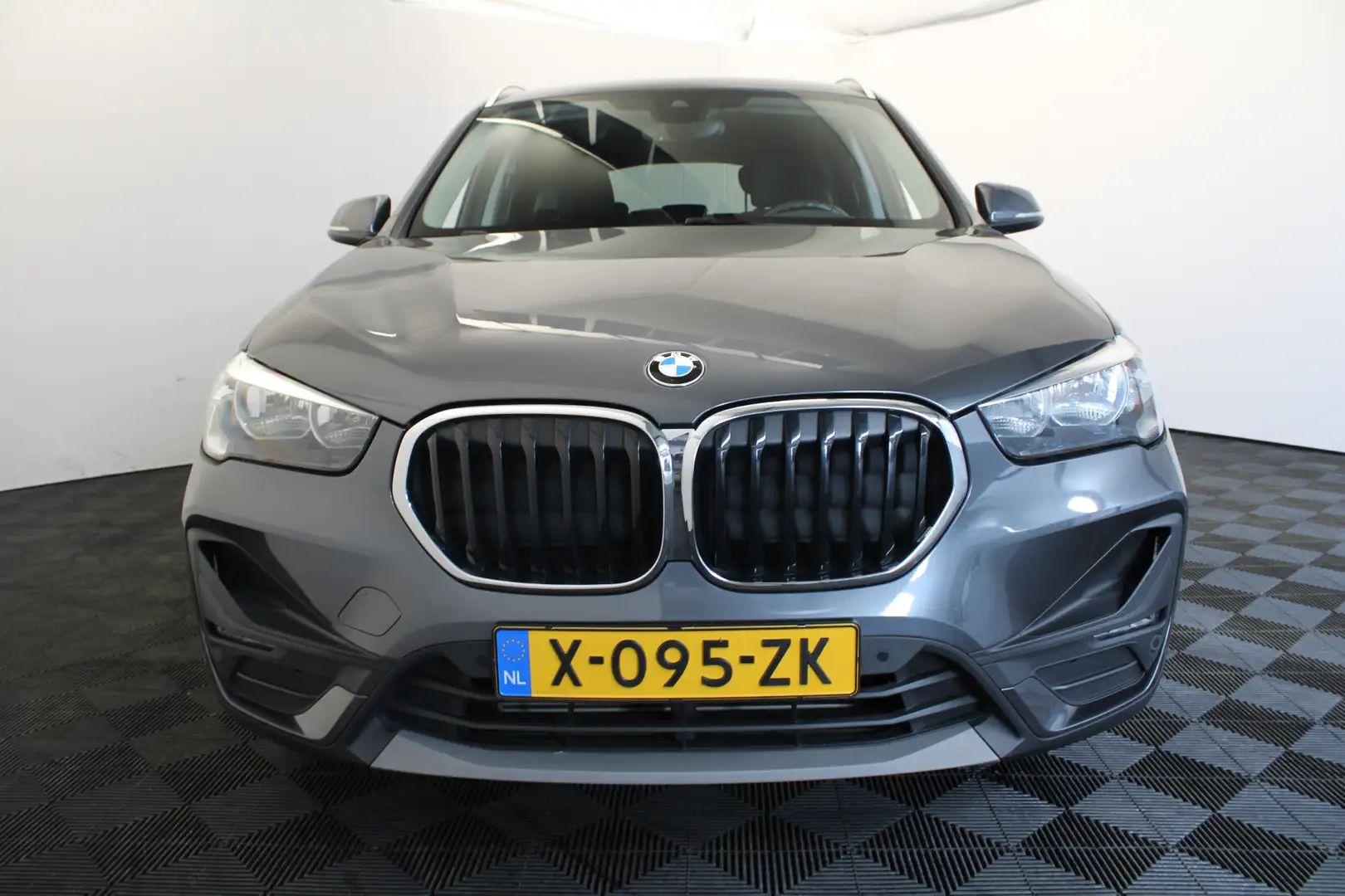 BMW X1 sDrive18i |Navi|Stoelverwarming| *Pinksteren open* Grijs - 2