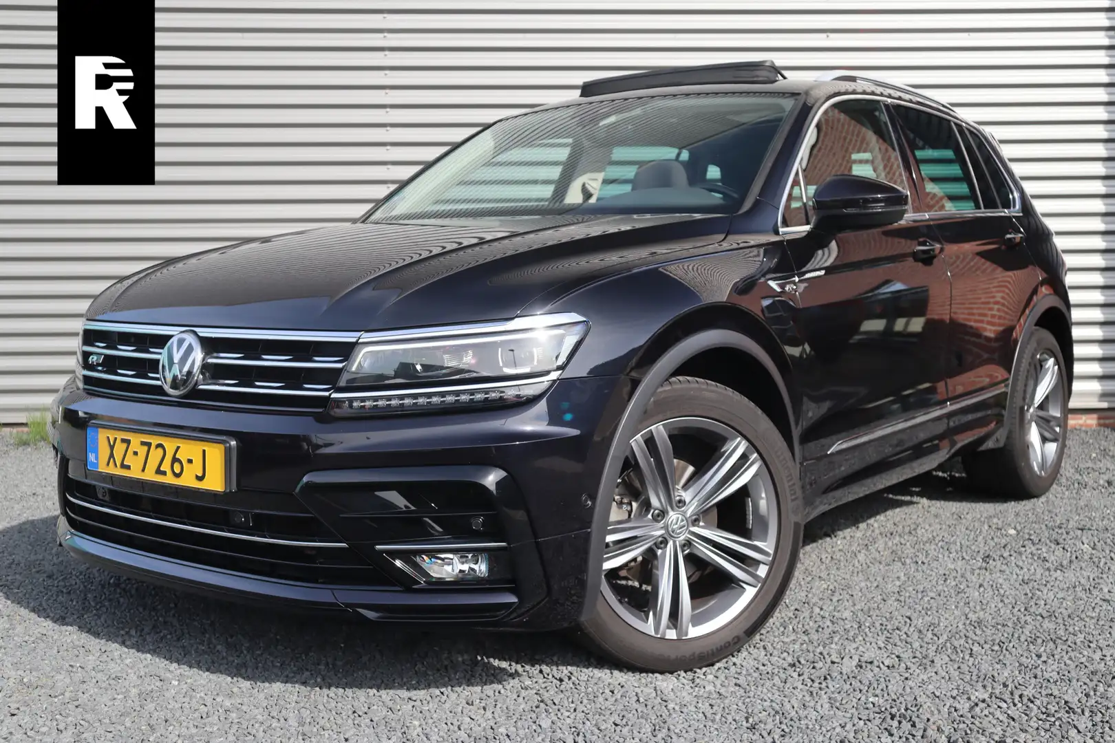 Volkswagen Tiguan 1.5 TSI R-Line Highline Panorama / Camera / Digita Zwart - 1