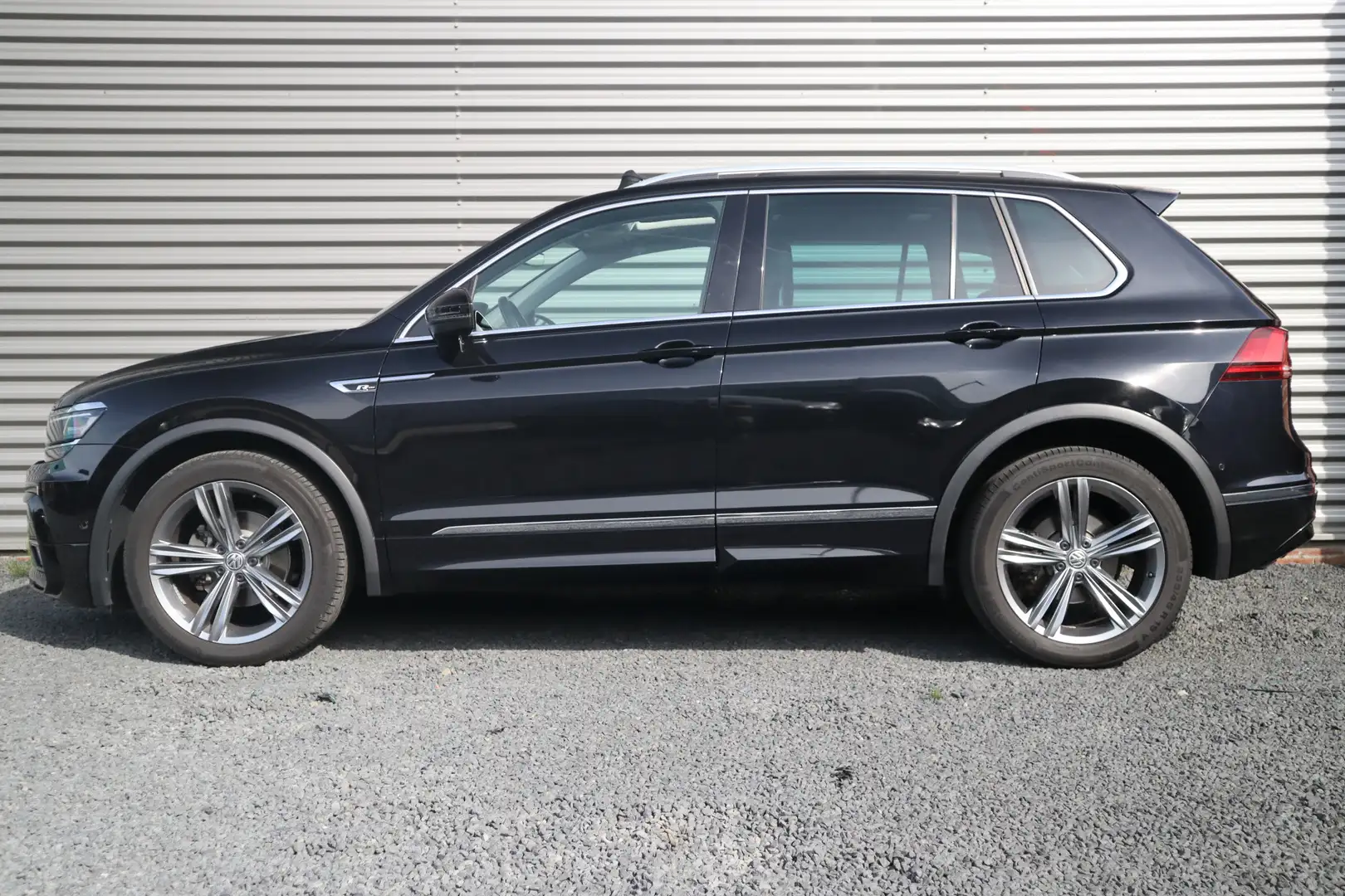 Volkswagen Tiguan 1.5 TSI R-Line Highline Panorama / Camera / Digita Zwart - 2