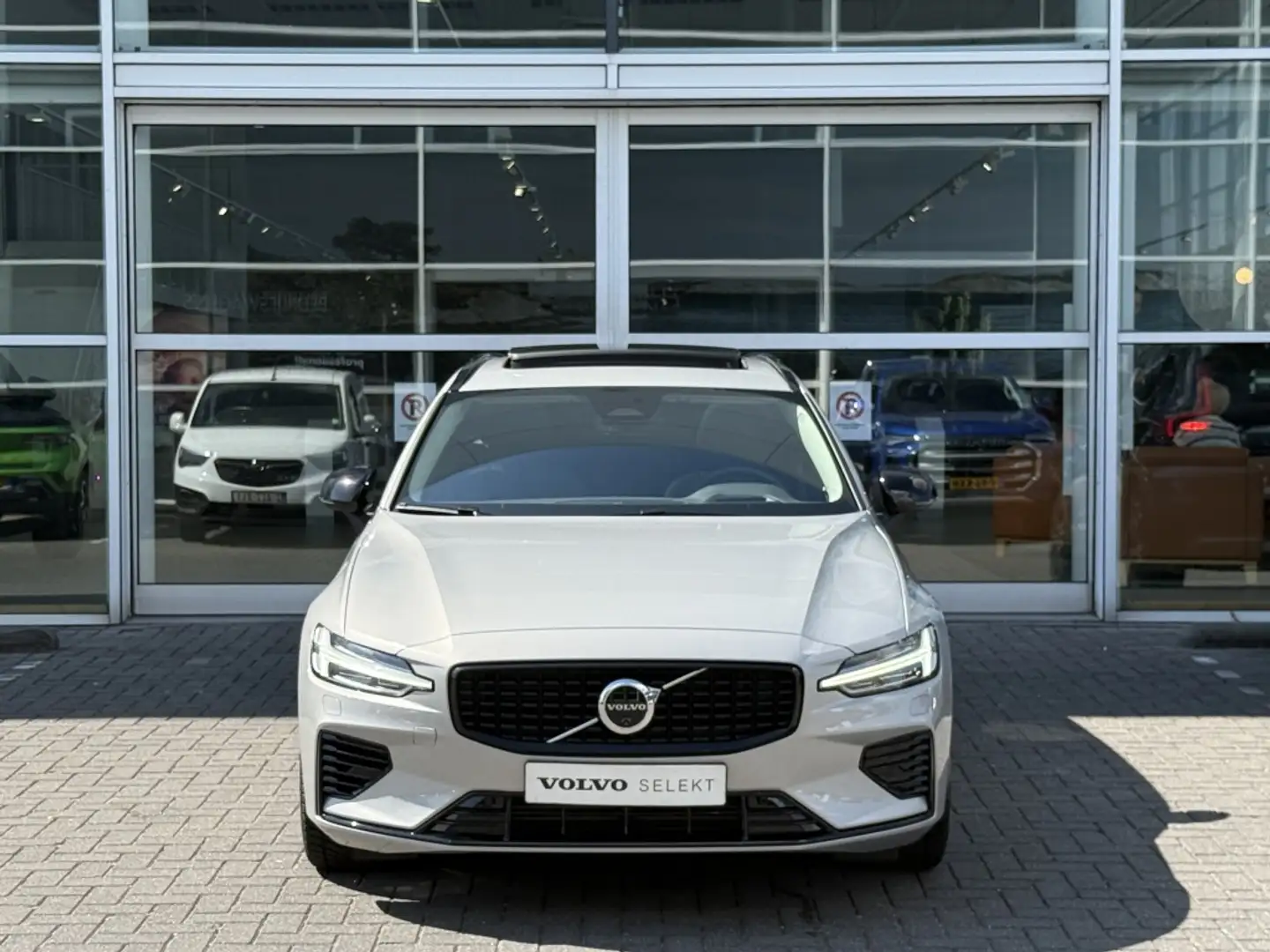 Volvo V60 V60 T6 Twin Engine AWD Plus Dark Zilver - 2