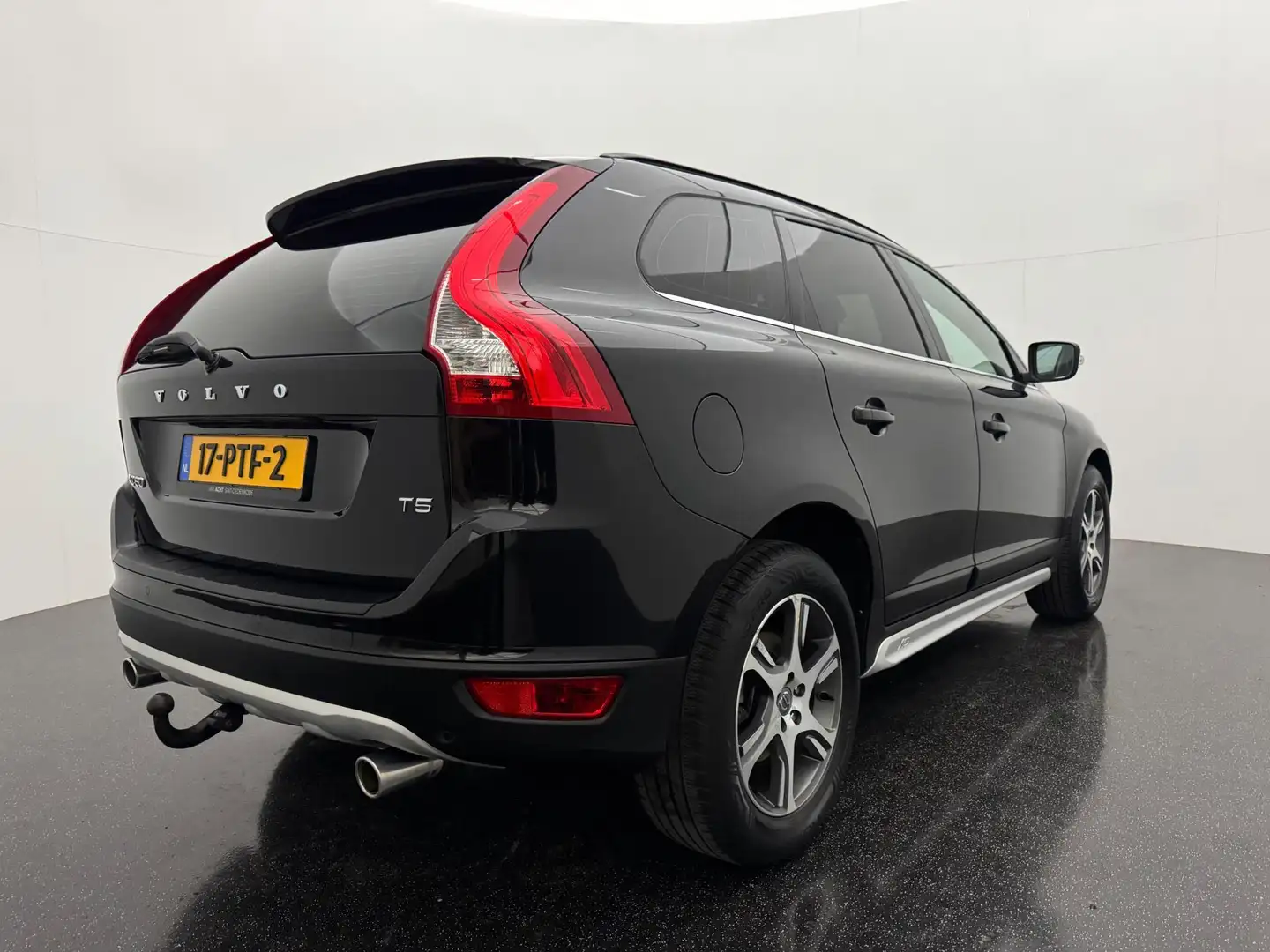 Volvo XC60 2.0 T5 Momentum AUT/Trekhaak Zwart - 2