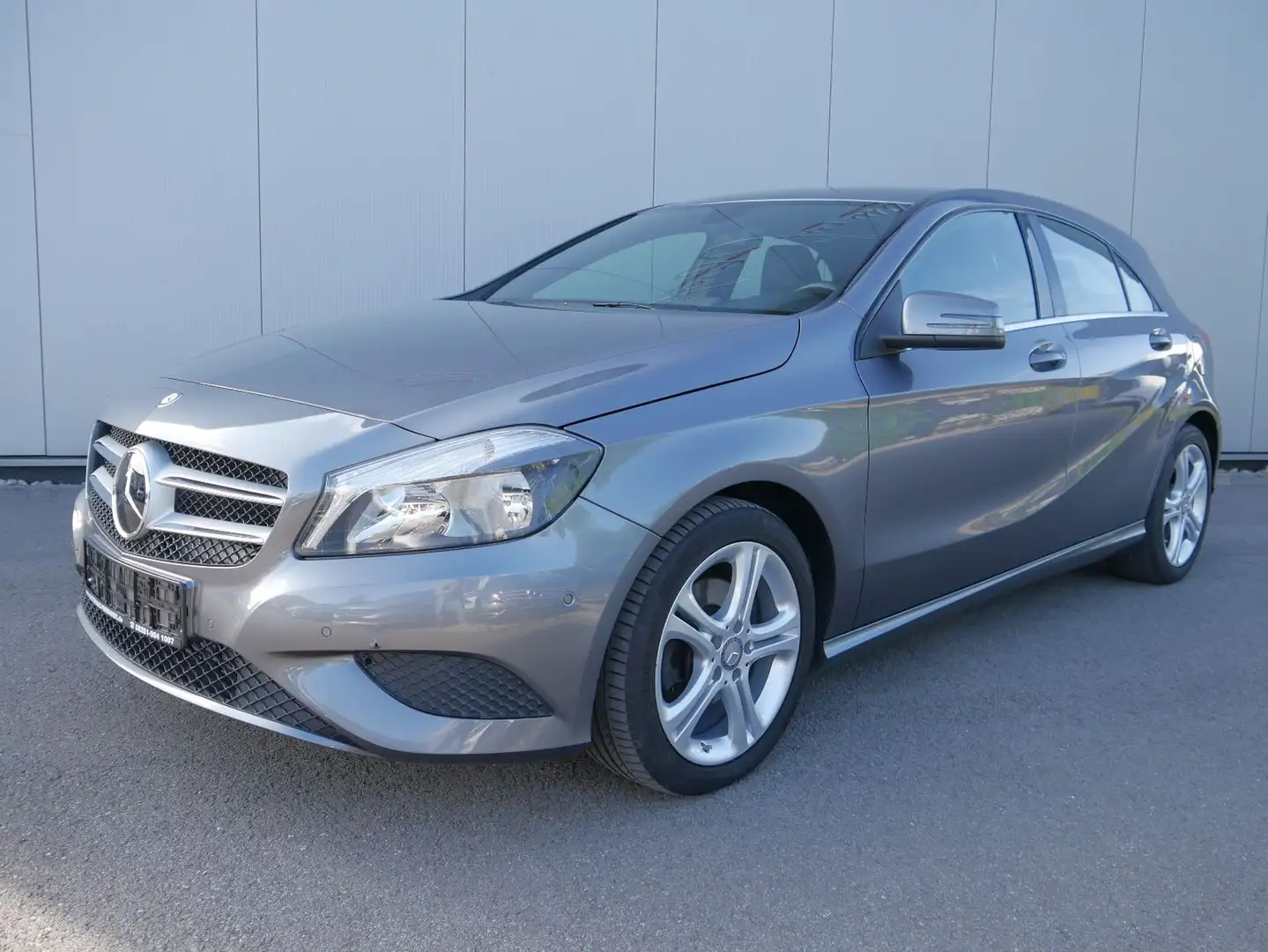 Mercedes-Benz A 180 URBAN NAVI/RFK/PDC Grau - 1