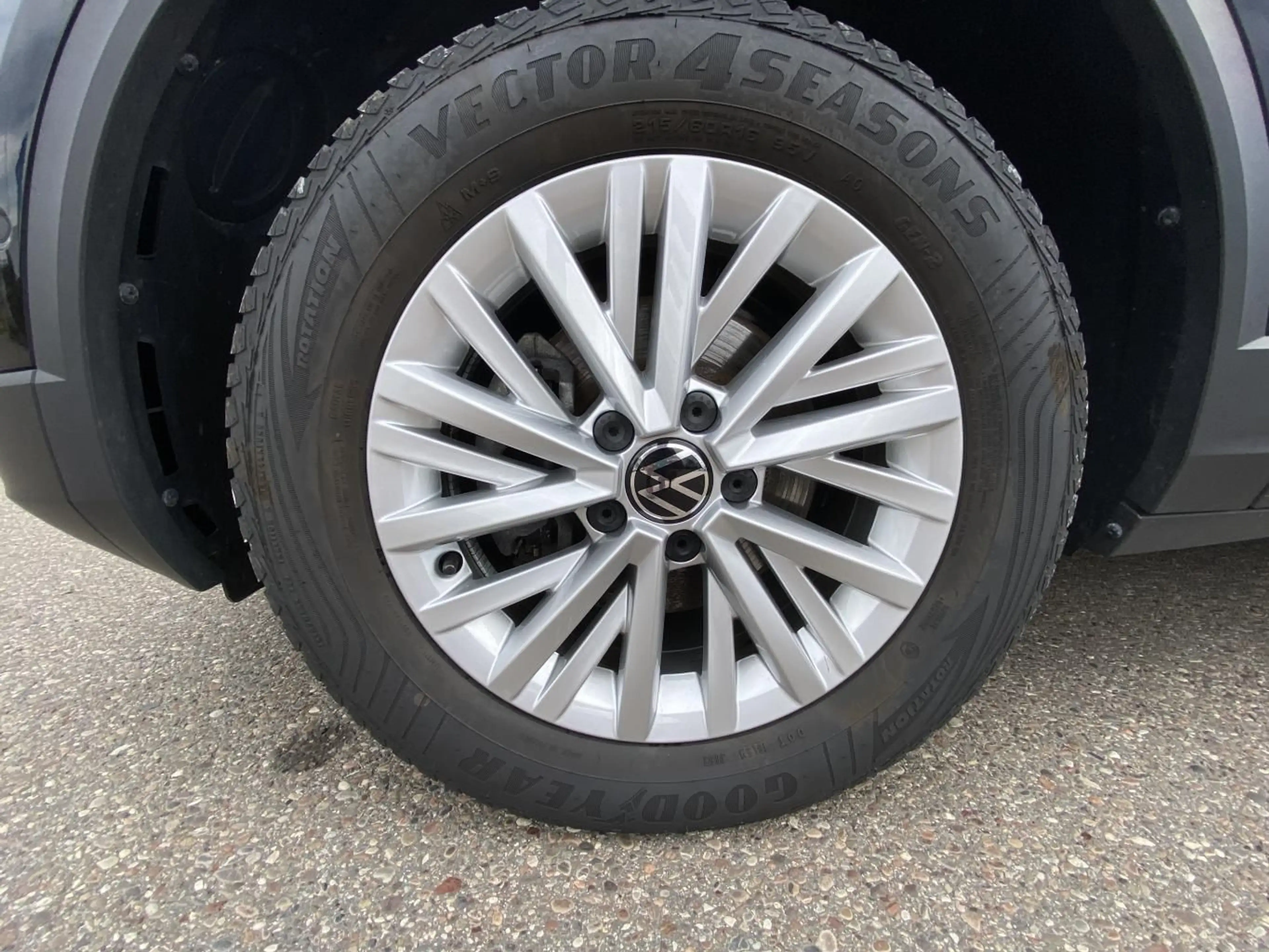 Volkswagen T-Roc 1.5 TSI DSG LIFE AHK+APP-CONNECT+VIRTUAL-C — photo 8
