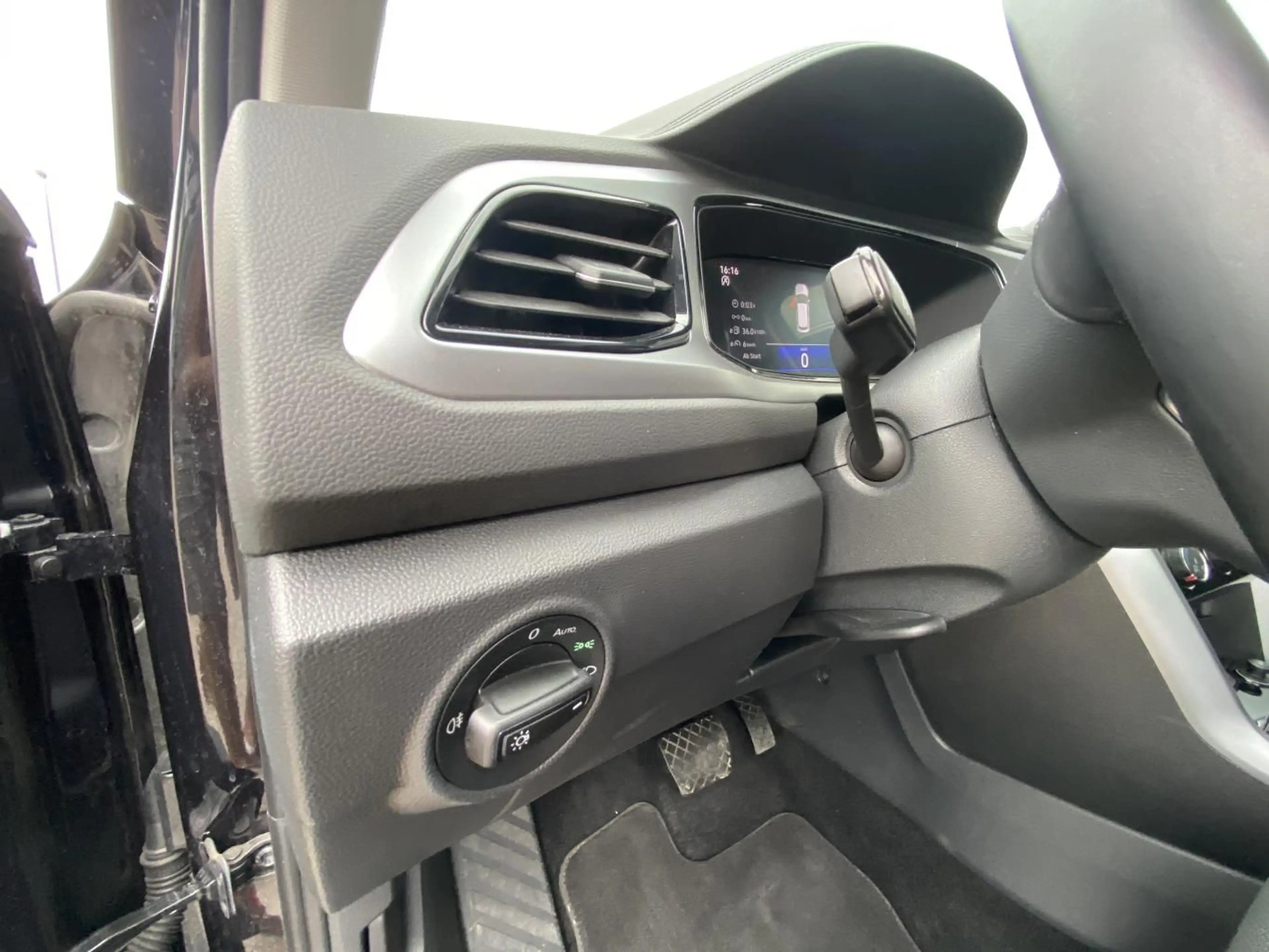 Volkswagen T-Roc 1.5 TSI DSG LIFE AHK+APP-CONNECT+VIRTUAL-C — photo 10
