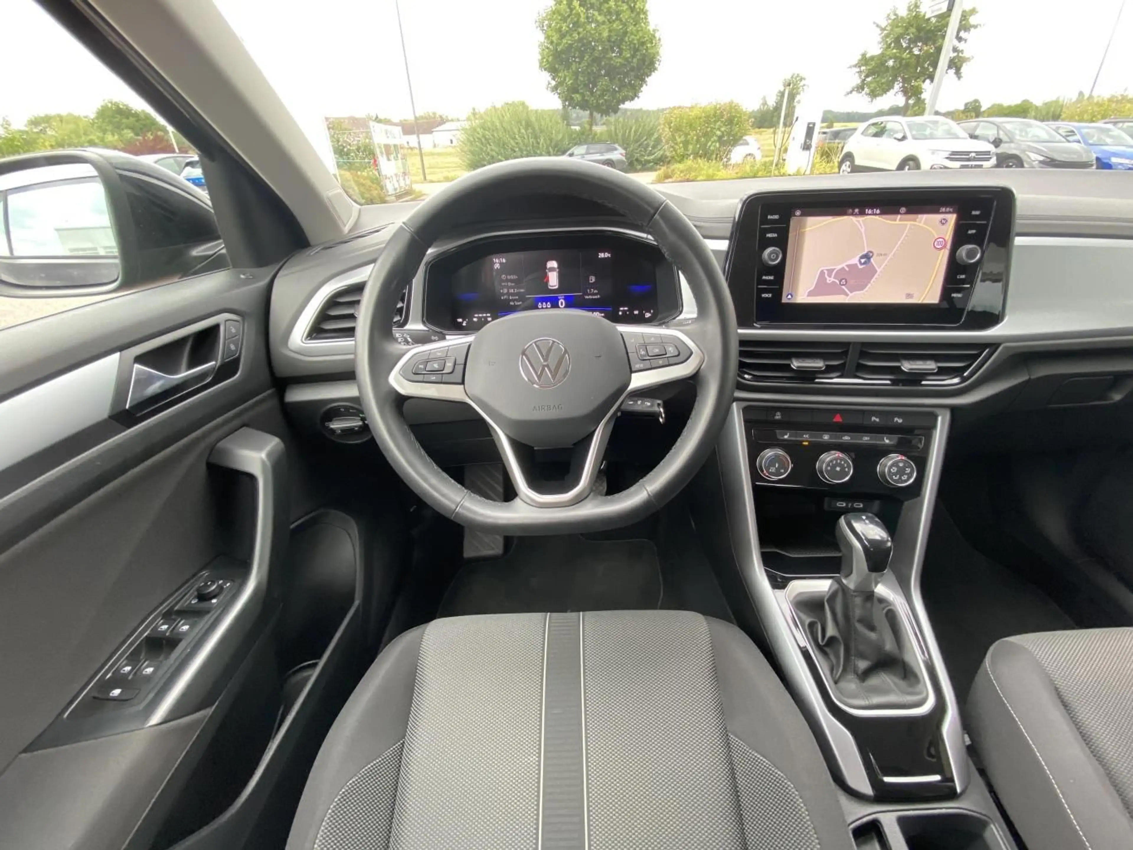 Volkswagen T-Roc 1.5 TSI DSG LIFE AHK+APP-CONNECT+VIRTUAL-C — photo 13