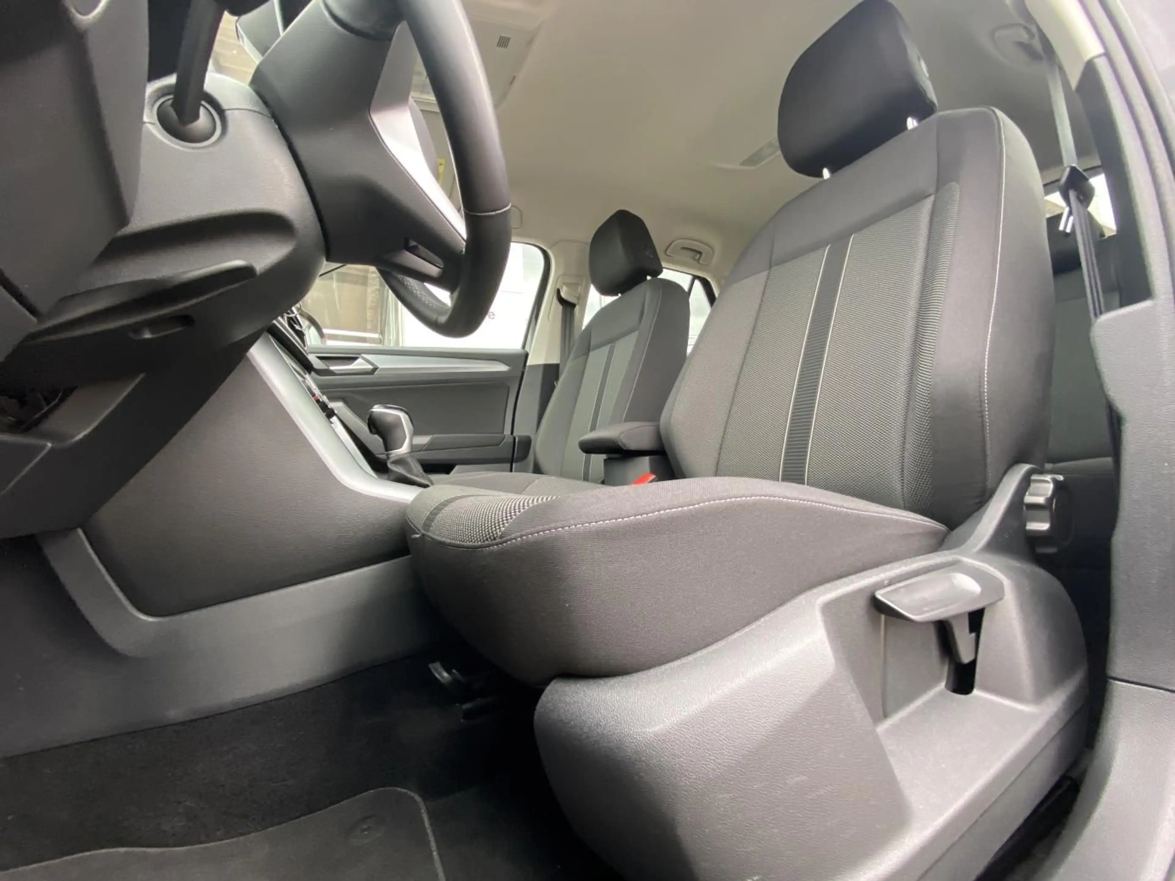 Volkswagen T-Roc 1.5 TSI DSG LIFE AHK+APP-CONNECT+VIRTUAL-C — photo 9