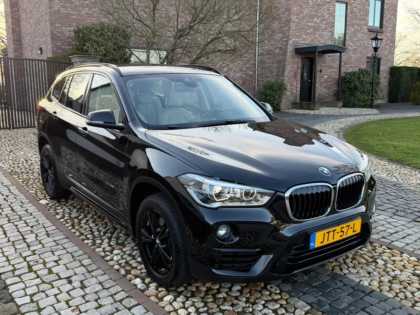 BMW X1 XDrive25i High Executive AUT Leder 25000!! Schwarz - 2