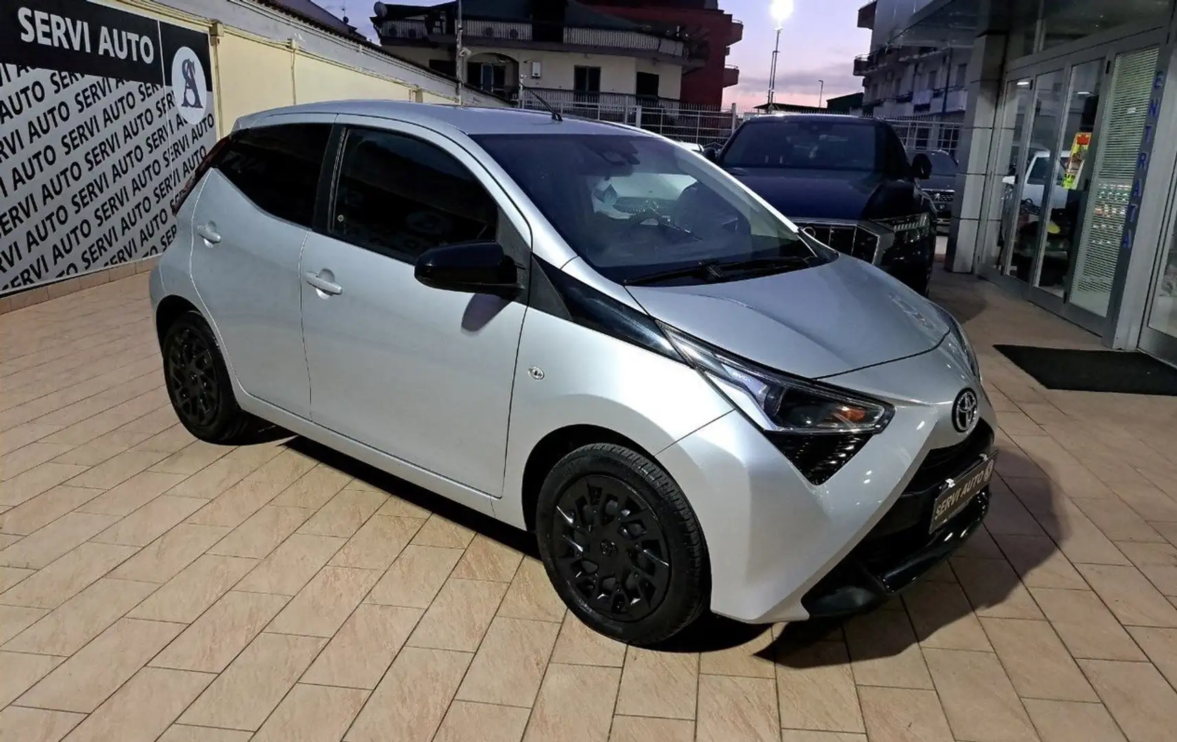 Toyota Aygo Aygo Connect 1.0 VVT-i 72 CV 5 porte x-play Argento - 1