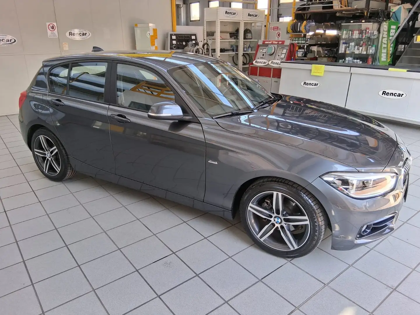 BMW 118 Serie 1 F/20-21 2015 118d Sport 5p auto Gris - 1