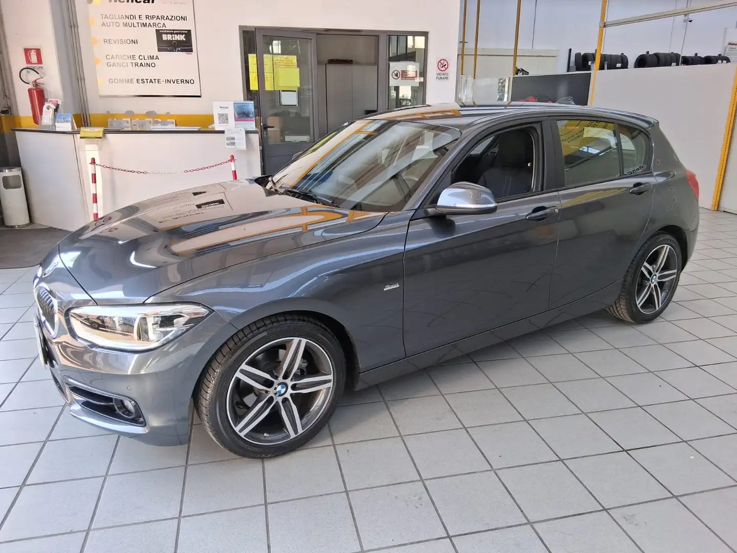 BMW 118 Serie 1 F/20-21 2015 118d Sport 5p auto Gris - 2