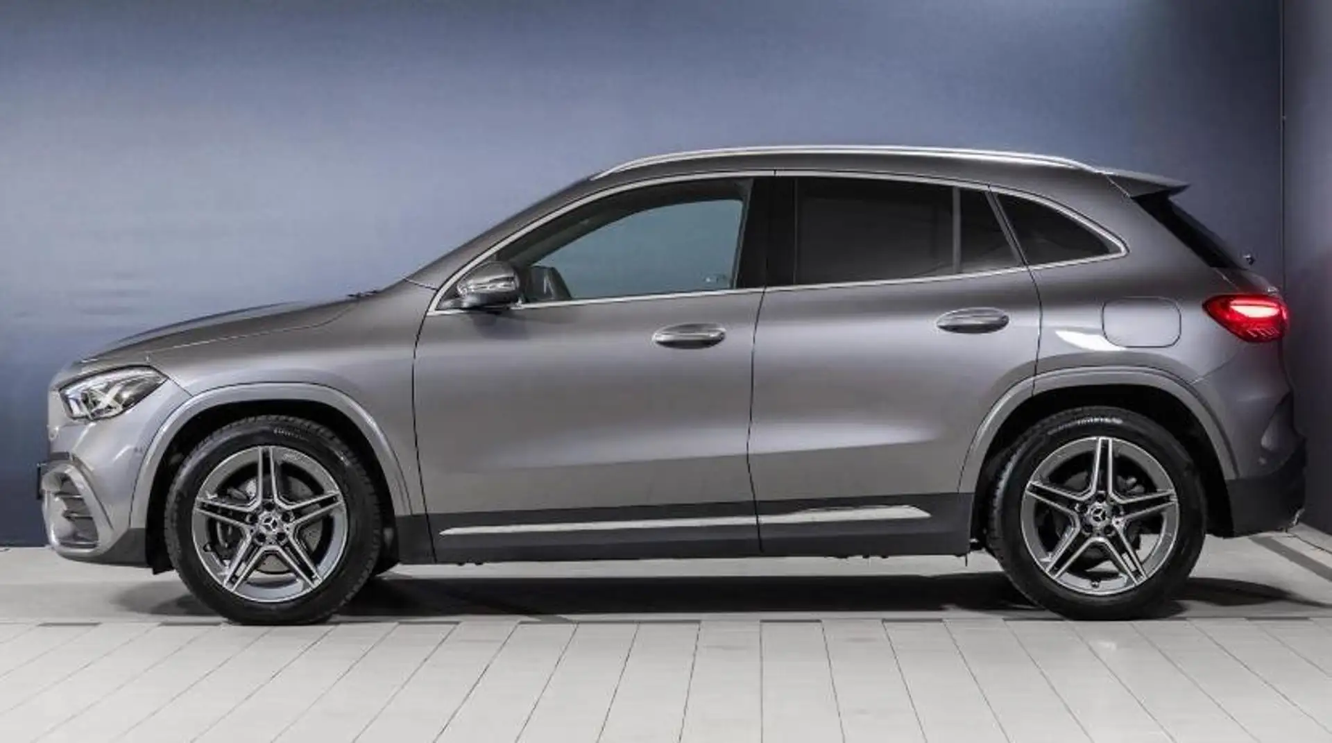 Mercedes-Benz GLA 200 GLA 200 D AMG PREMIUM-LED-KAMERA-MULTIBEAN Grijs - 1