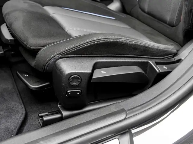 BMW 3 Series view 4