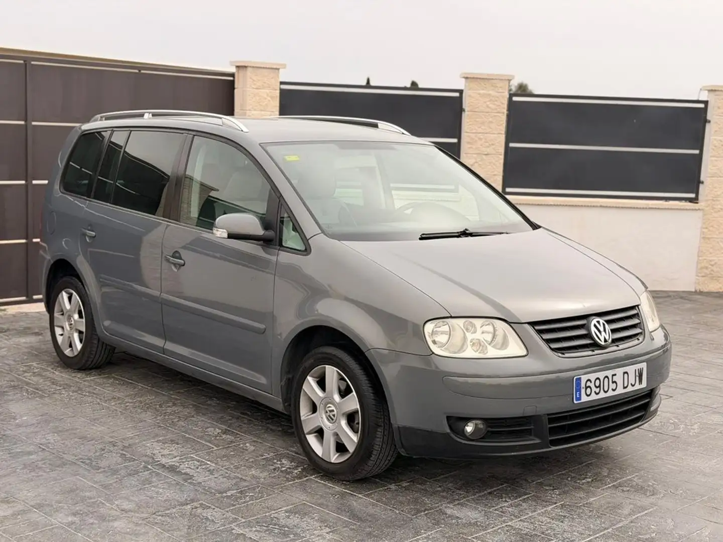 Volkswagen Touran 2.0TDI Advance DSG Gris - 1