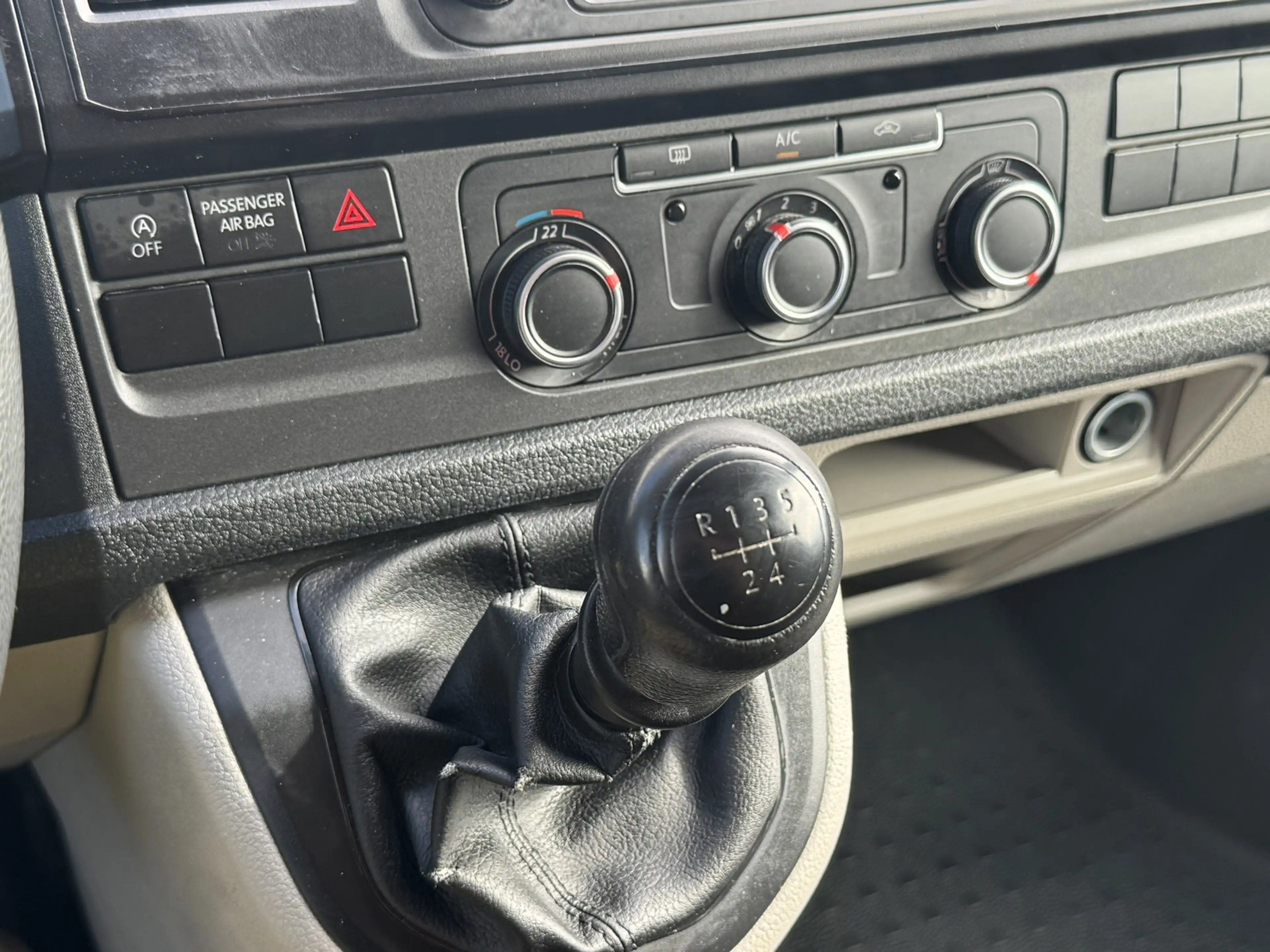 Volkswagen Transporter 2.0 TDI L1H1 Airco Camera Trekhaak Imperiaal Laadr — photo 23