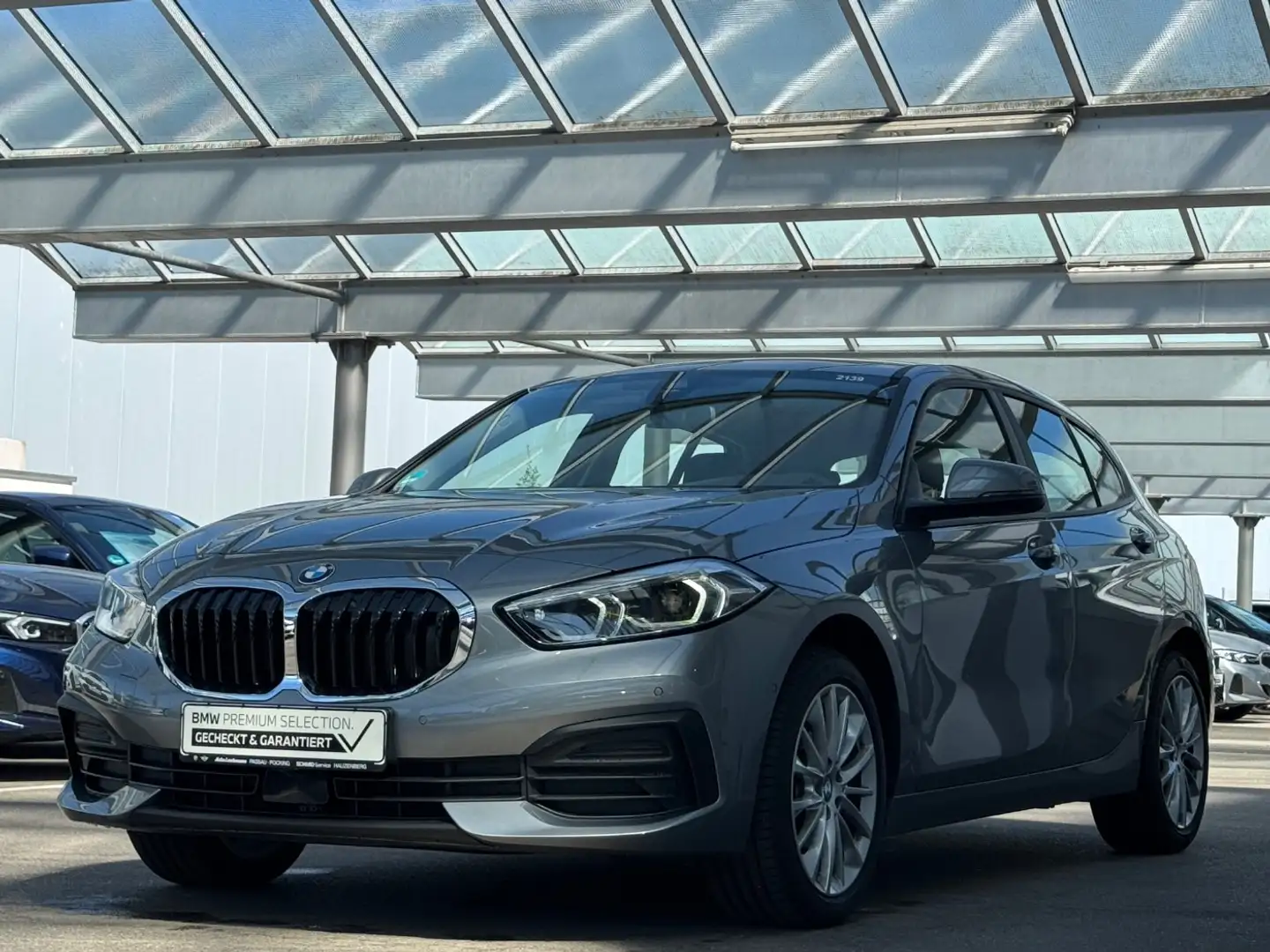 BMW 118 i Advantage DKG DrivAssi GARANTIE bis 07/2029 Grijs - 2