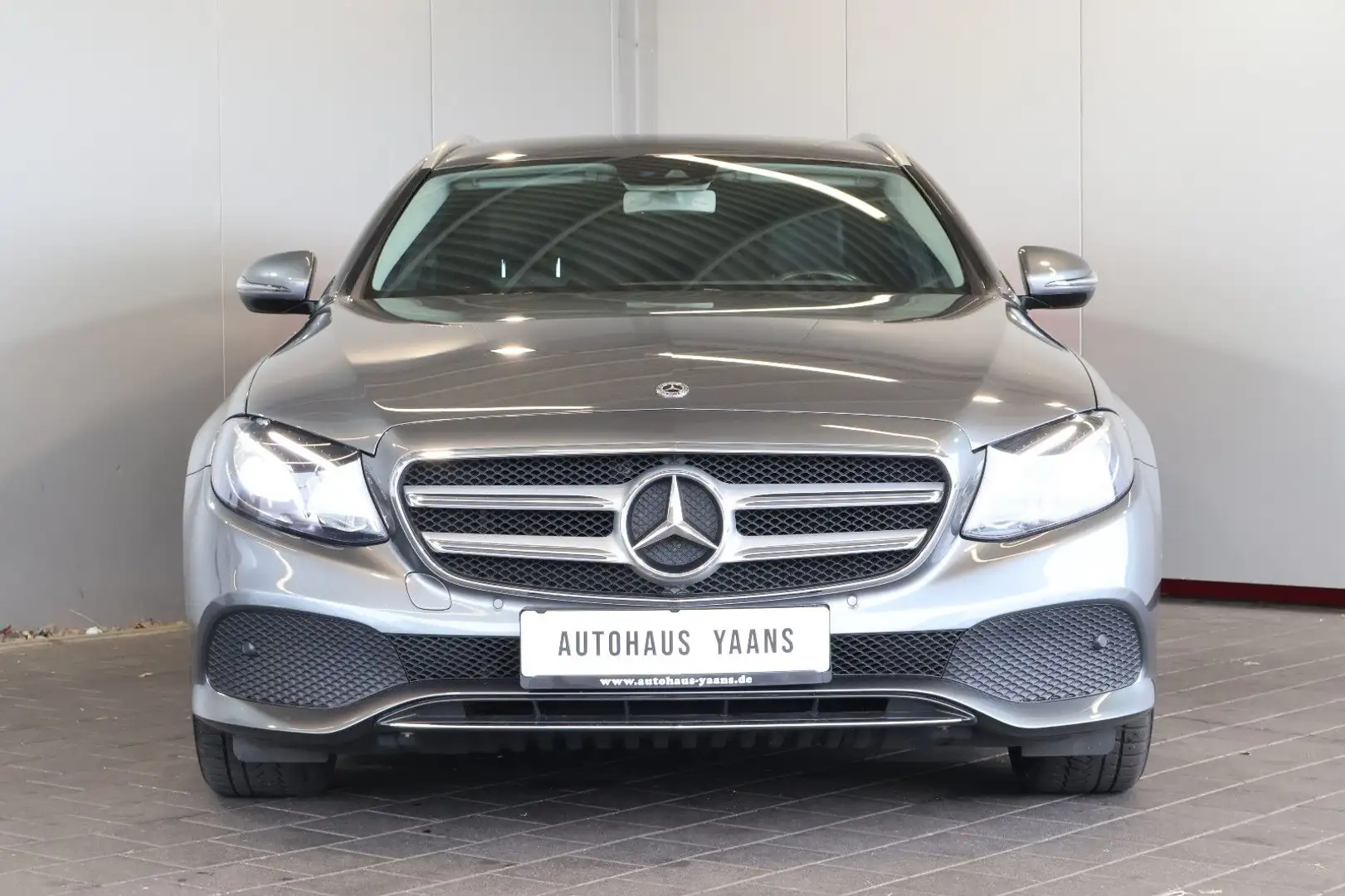 Mercedes-Benz E 250 T Avantgarde COMAND+SIDE+KAM+LED+17" Gris - 2