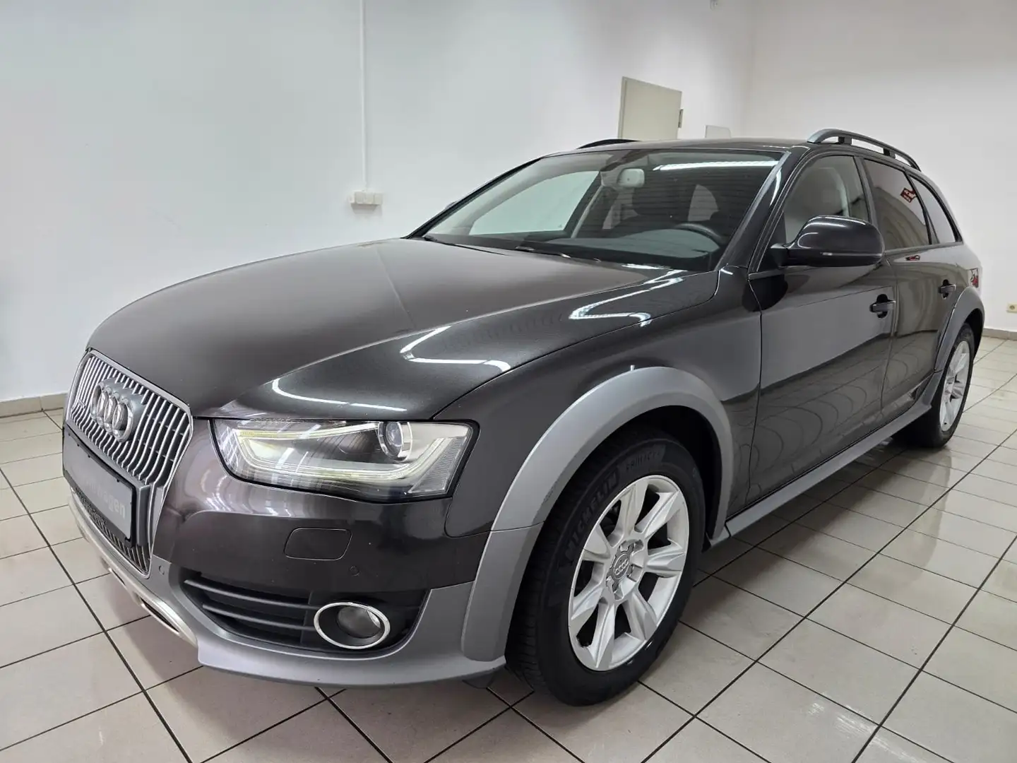 Audi A4 allroad qu. 3.0 TDI Xenon Leder Navi+ AHK Grau - 1