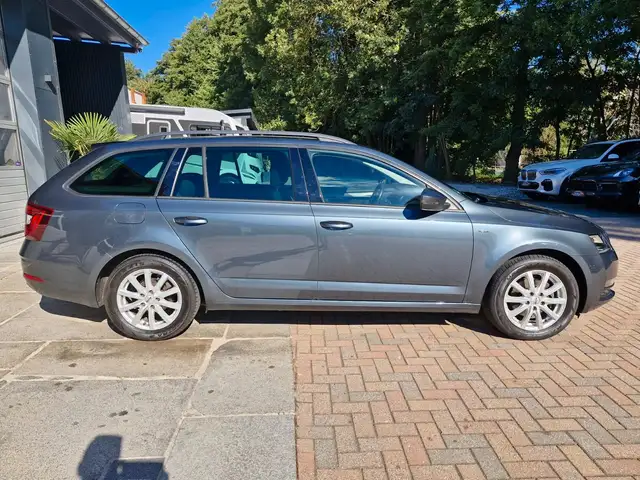 Skoda Octavia view 4