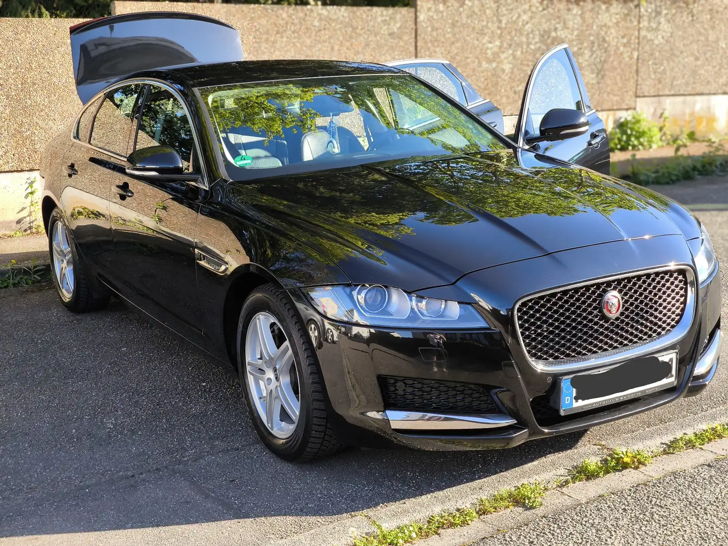 Jaguar XF 20d Aut. Prestige-Navi-Kamera-SHZ-Tempomat-PDC Schwarz - 1