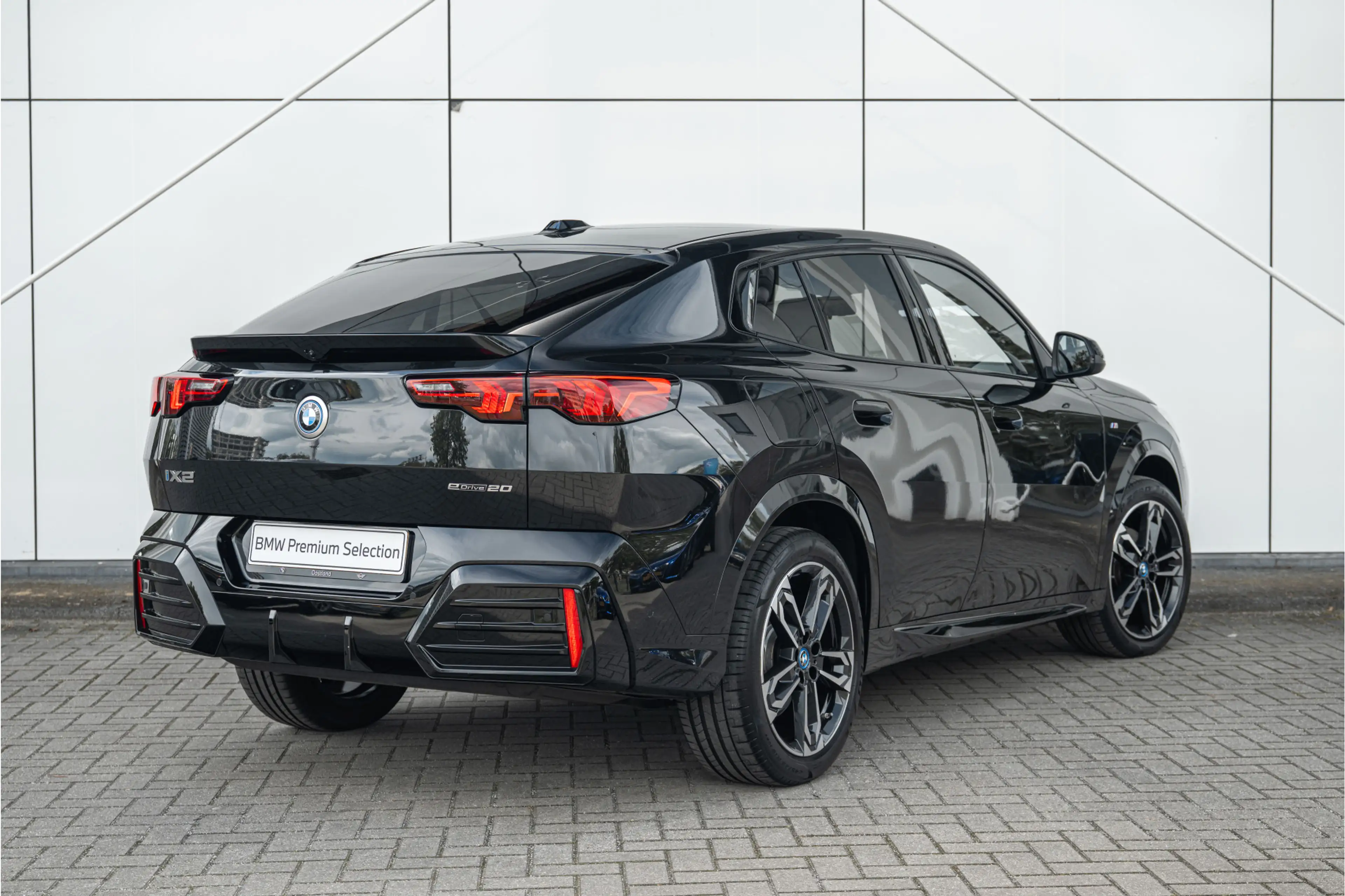 BMW iX2 eDrive20 M Sport / Sportstoelen / Achteruitrijcame — photo 2