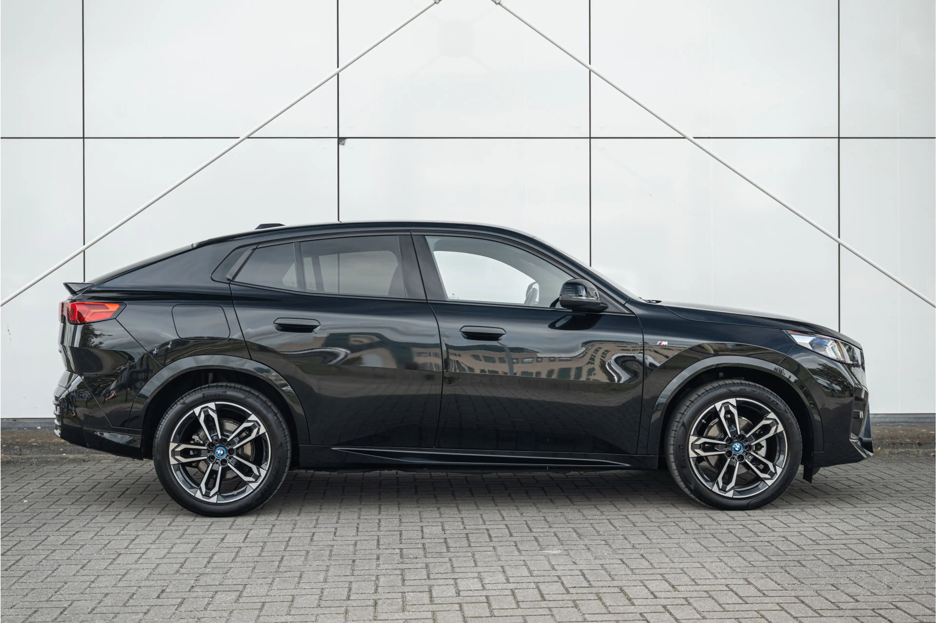 BMW iX2 eDrive20 M Sport / Sportstoelen / Achteruitrijcame — photo 13