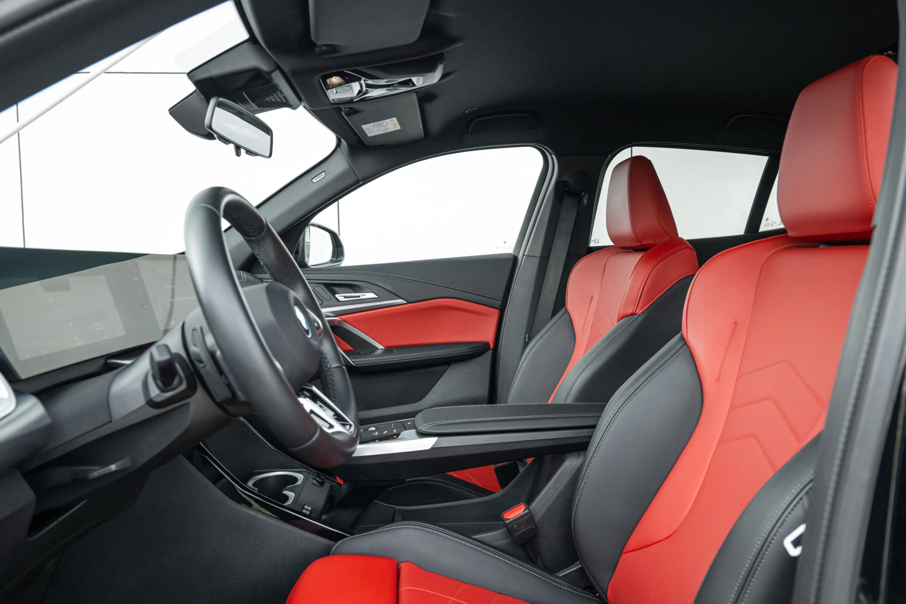 BMW iX2 eDrive20 M Sport / Sportstoelen / Achteruitrijcame — photo 4