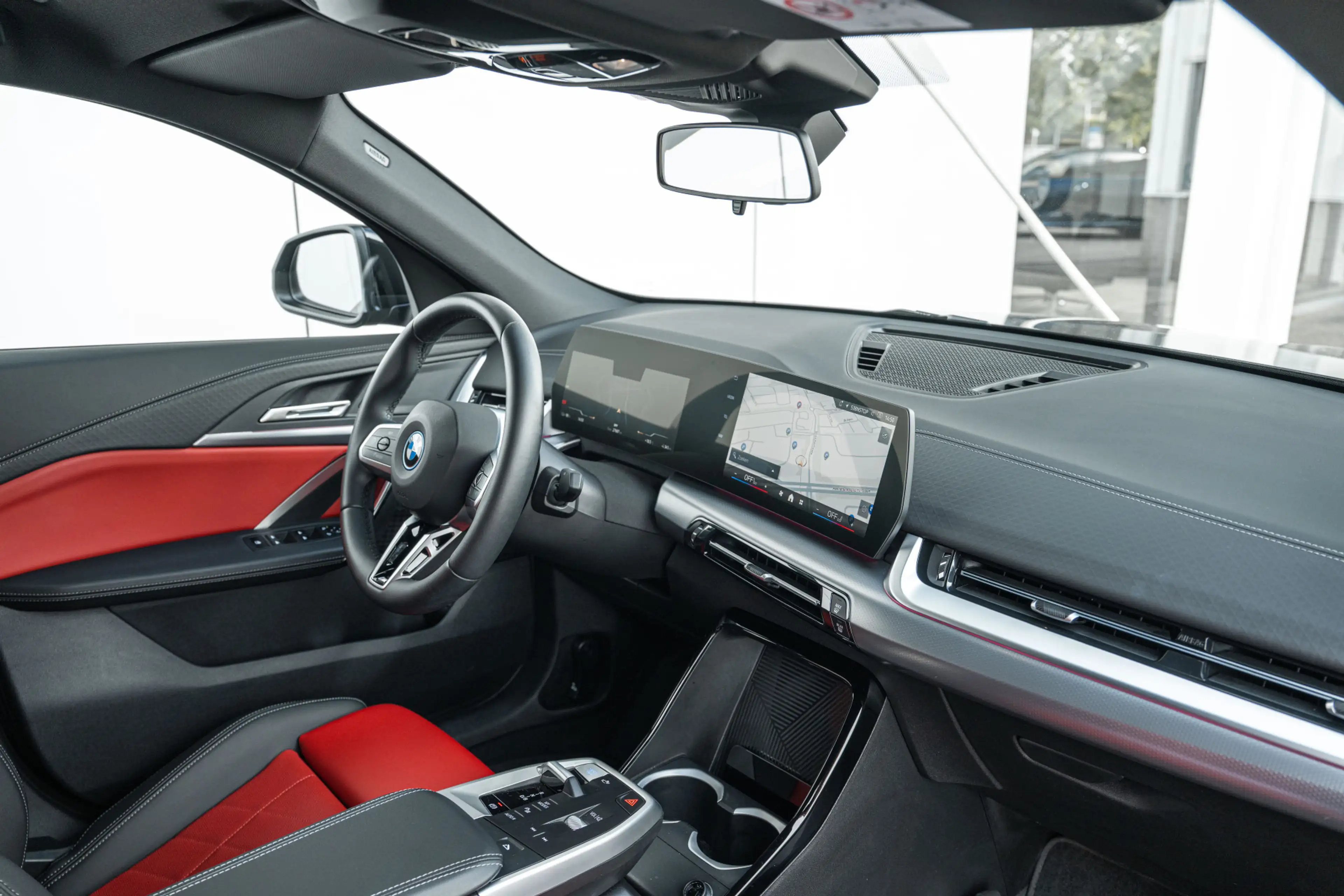 BMW iX2 eDrive20 M Sport / Sportstoelen / Achteruitrijcame — photo 14